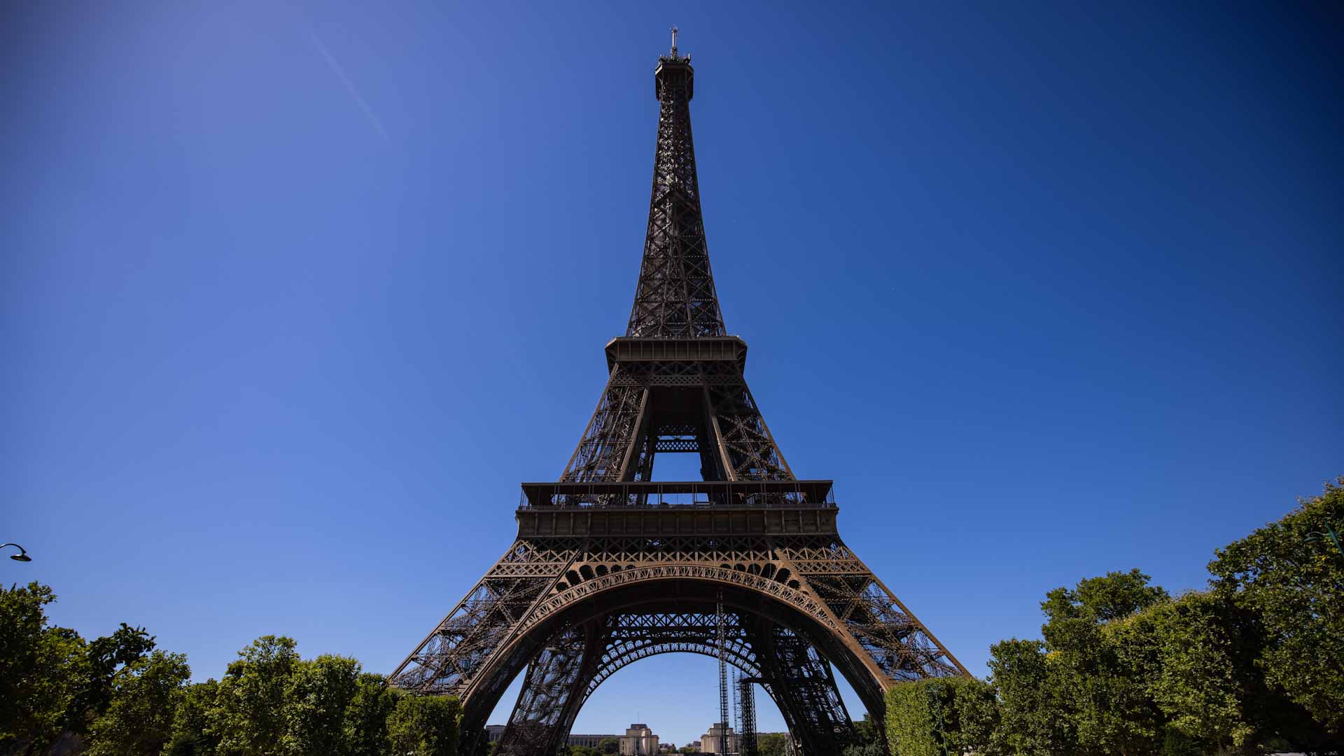Image for the title: Paris abandons controversial re-landscaping around Eiffel Tower 