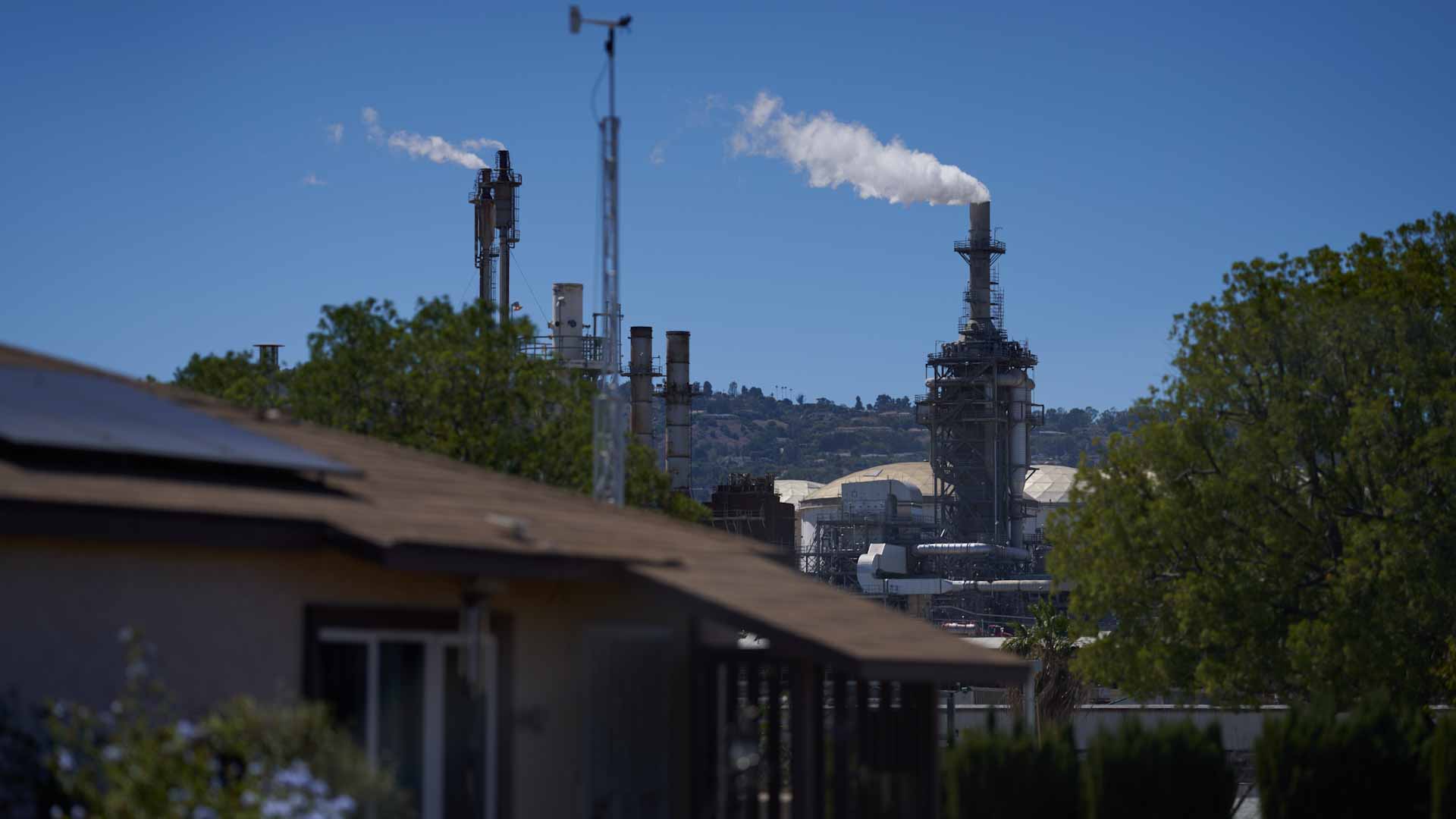 Image for the title: Crude prices rally as top producers mull big output cut 