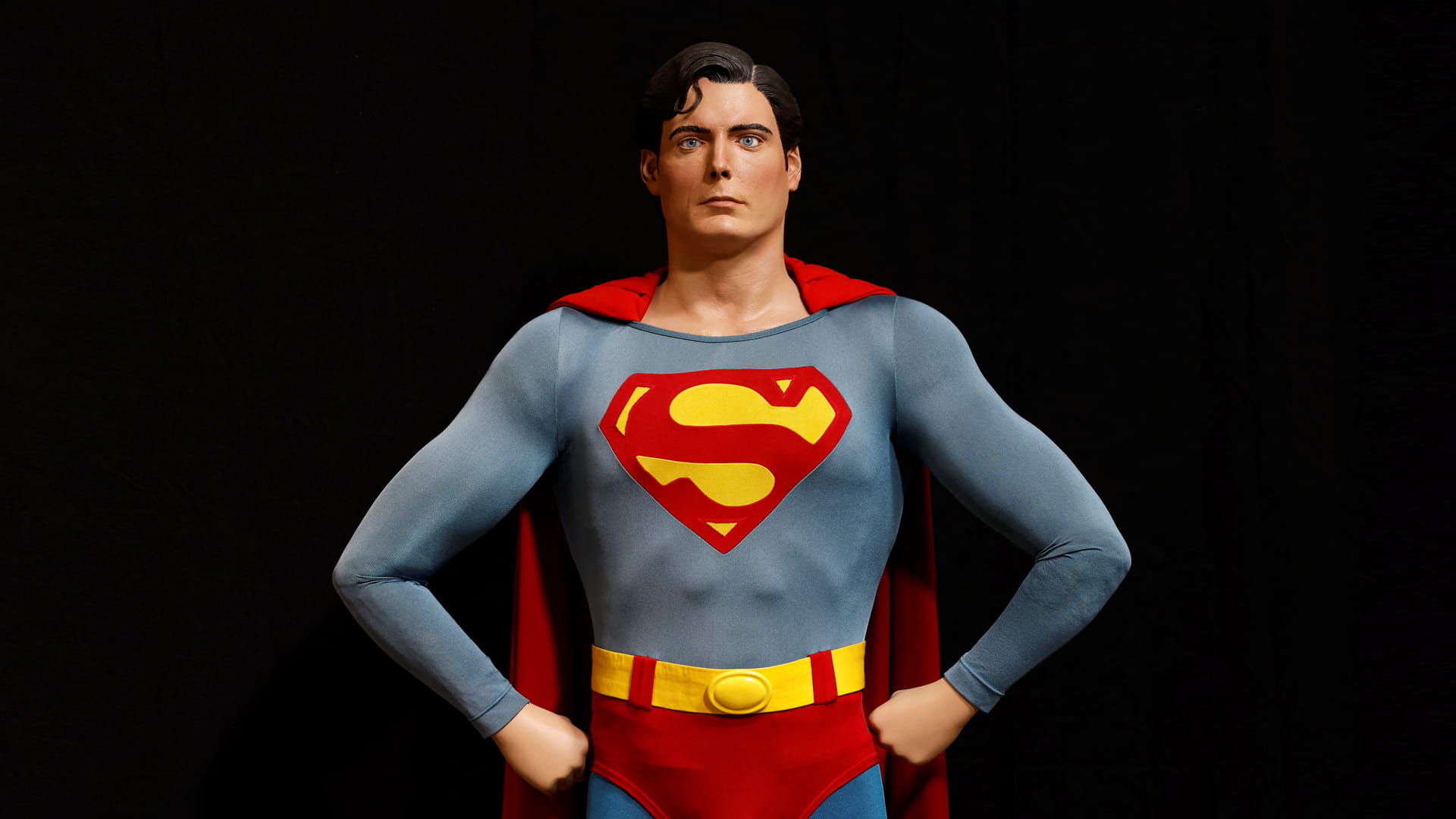 صورة بعنوان: زي "سوبرمان" يتوسط مزاد لشركة التذكارات البريطانية "بروبستور" 