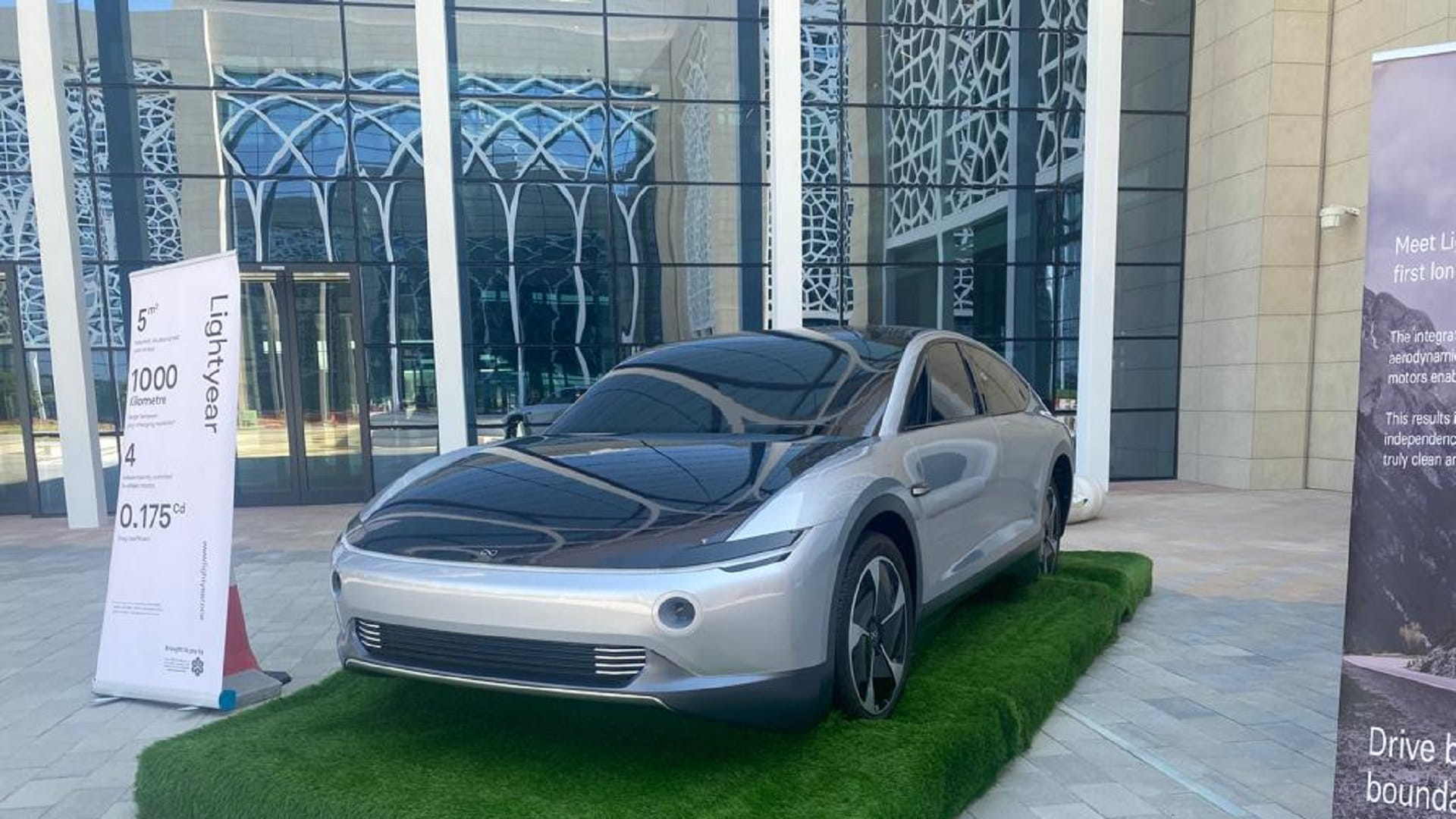 صورة بعنوان: "الشارقة للابتكار" يكشف عن أول نموذج لسيارة تستخدم الطاقة الشمسية 