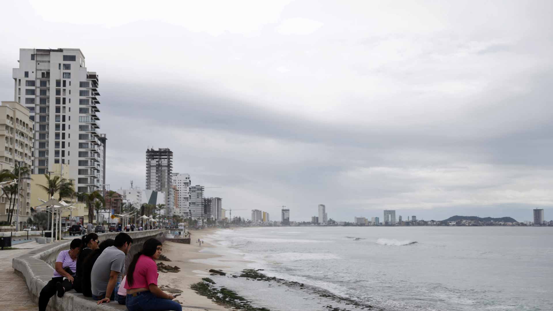 Image for the title: Hurricane Orlene hits Mexico's Pacific coast before weakening 