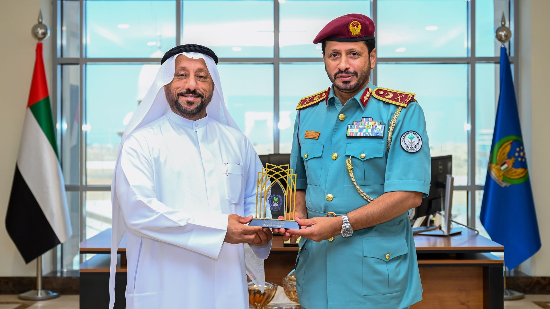 صورة بعنوان: شرطة وغرفة الشارقة تؤكدان الشراكة البناءة لاقتصاد آمن ومستدام 