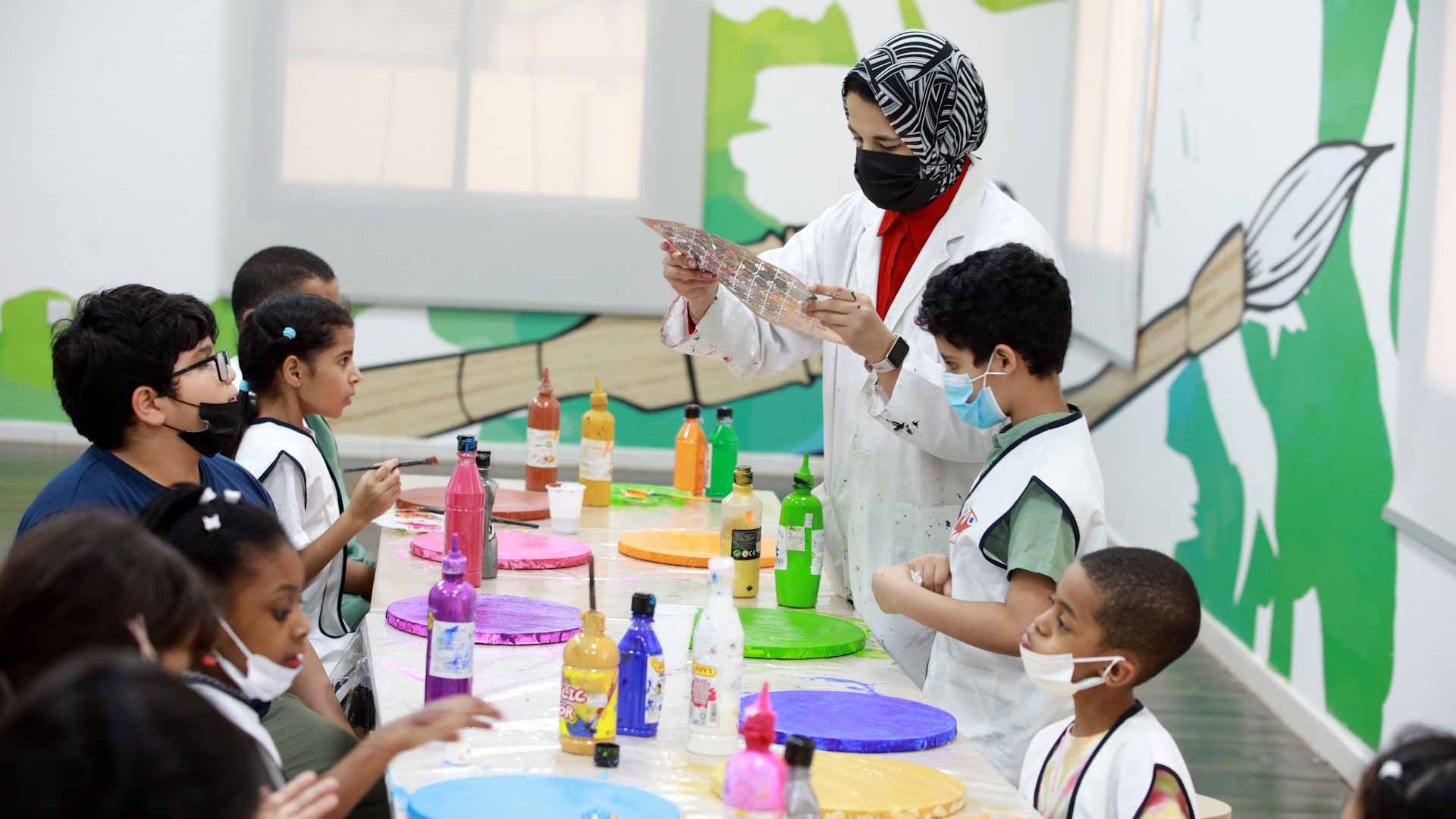 صورة بعنوان: أطفال الشارقة يبدعون في مجال الفنون التشكيلية 