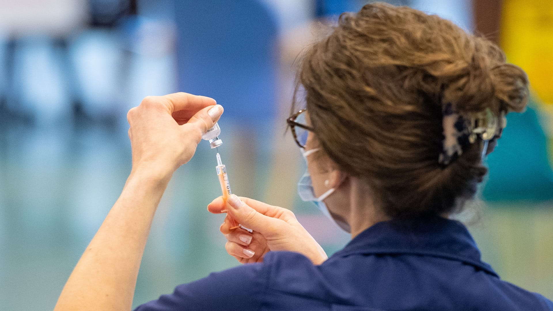 صورة بعنوان: ممرضون بريطانيون يقترعون على أكبر إضراب في أكثر من 100 عام 