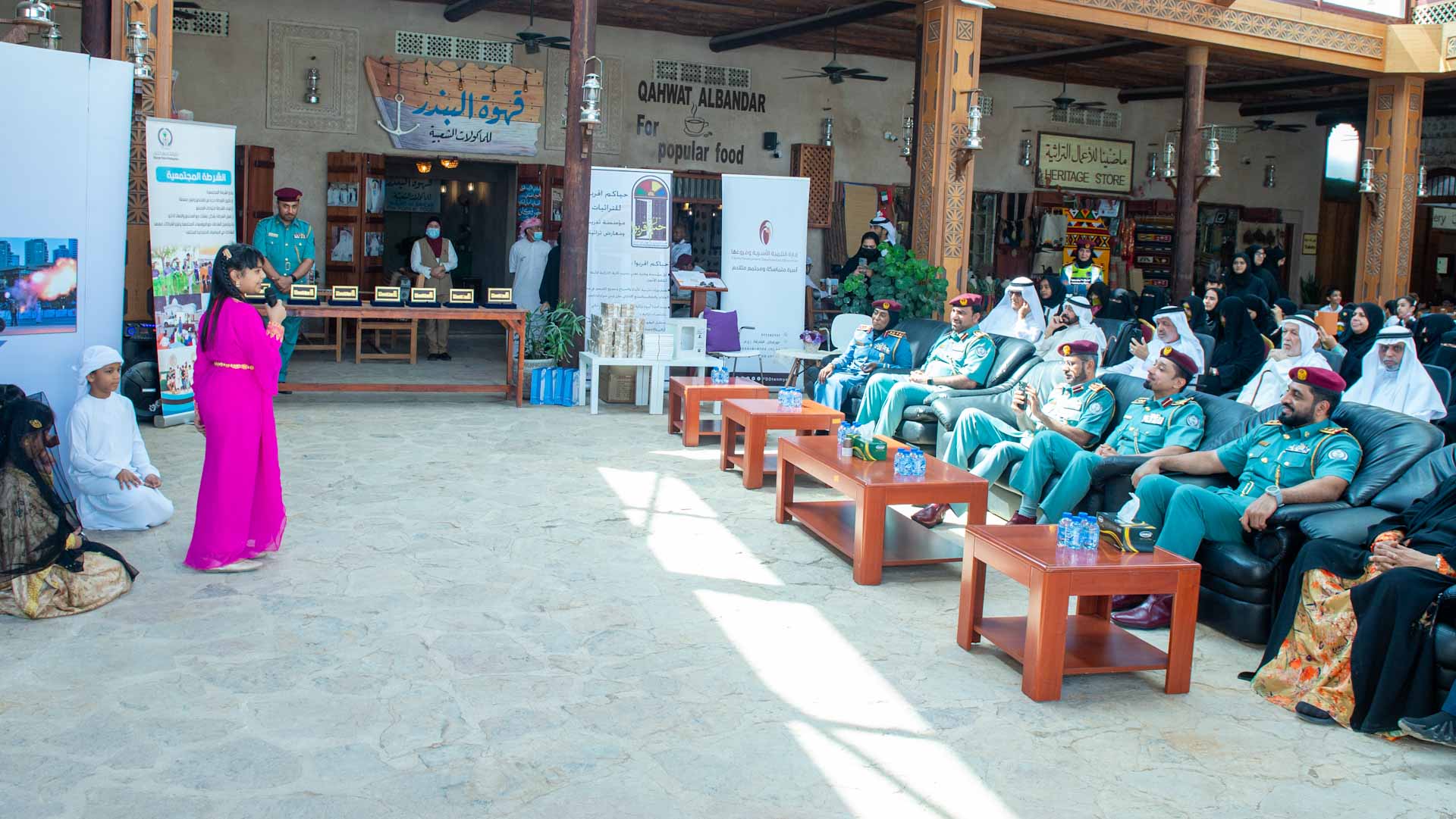 صورة بعنوان: شرطة الشارقة تشارك كبار المسنين الاحتفال بيومهم العالمي بخورفكان 