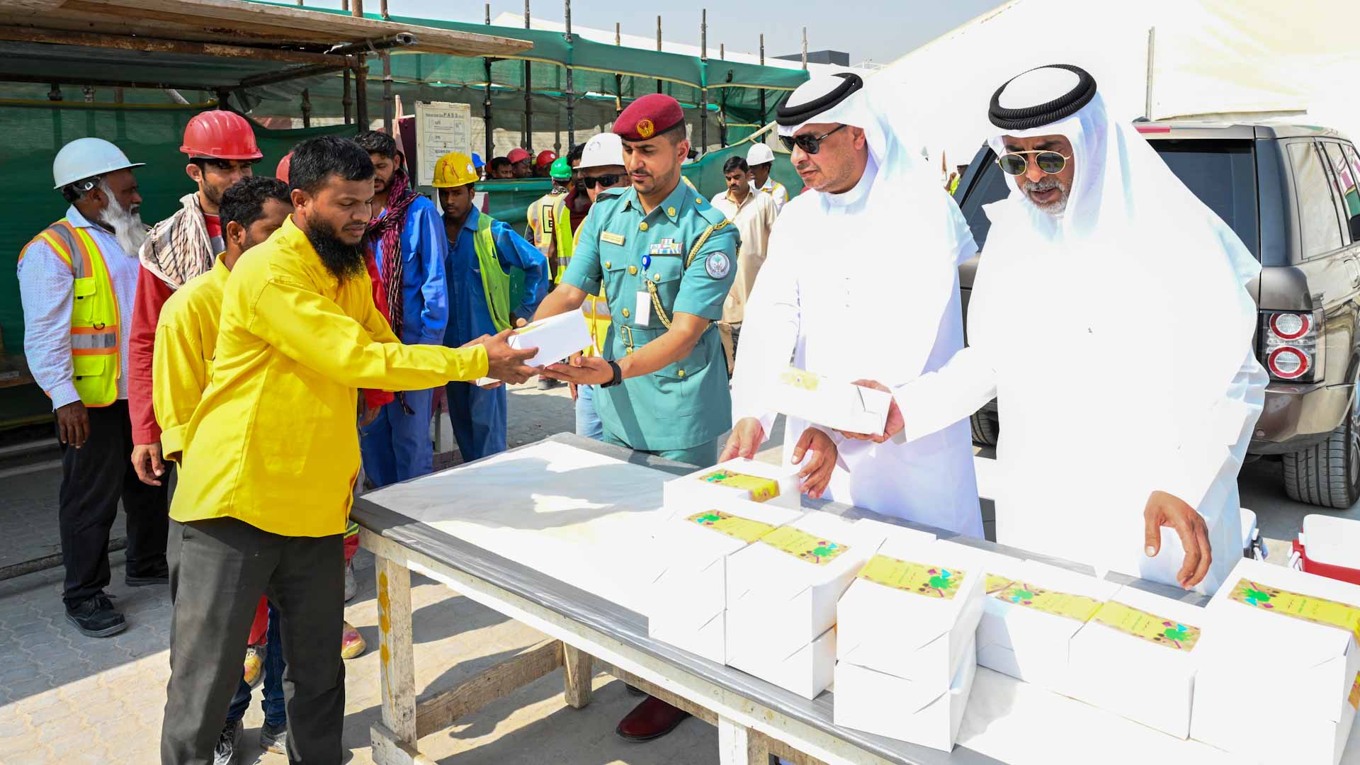 Image for the title: Sharjah Police participates in distributing meals to workers 