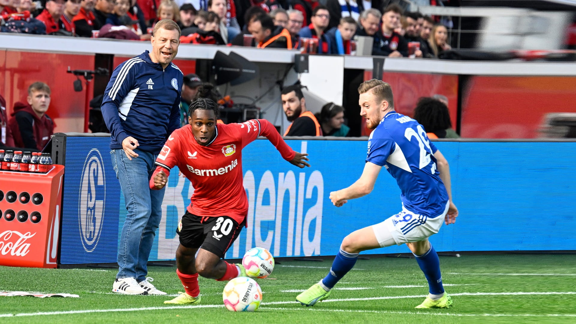 صورة بعنوان: باير ليفركوزن يكتسح شالكه برباعية في الدوري الألماني 