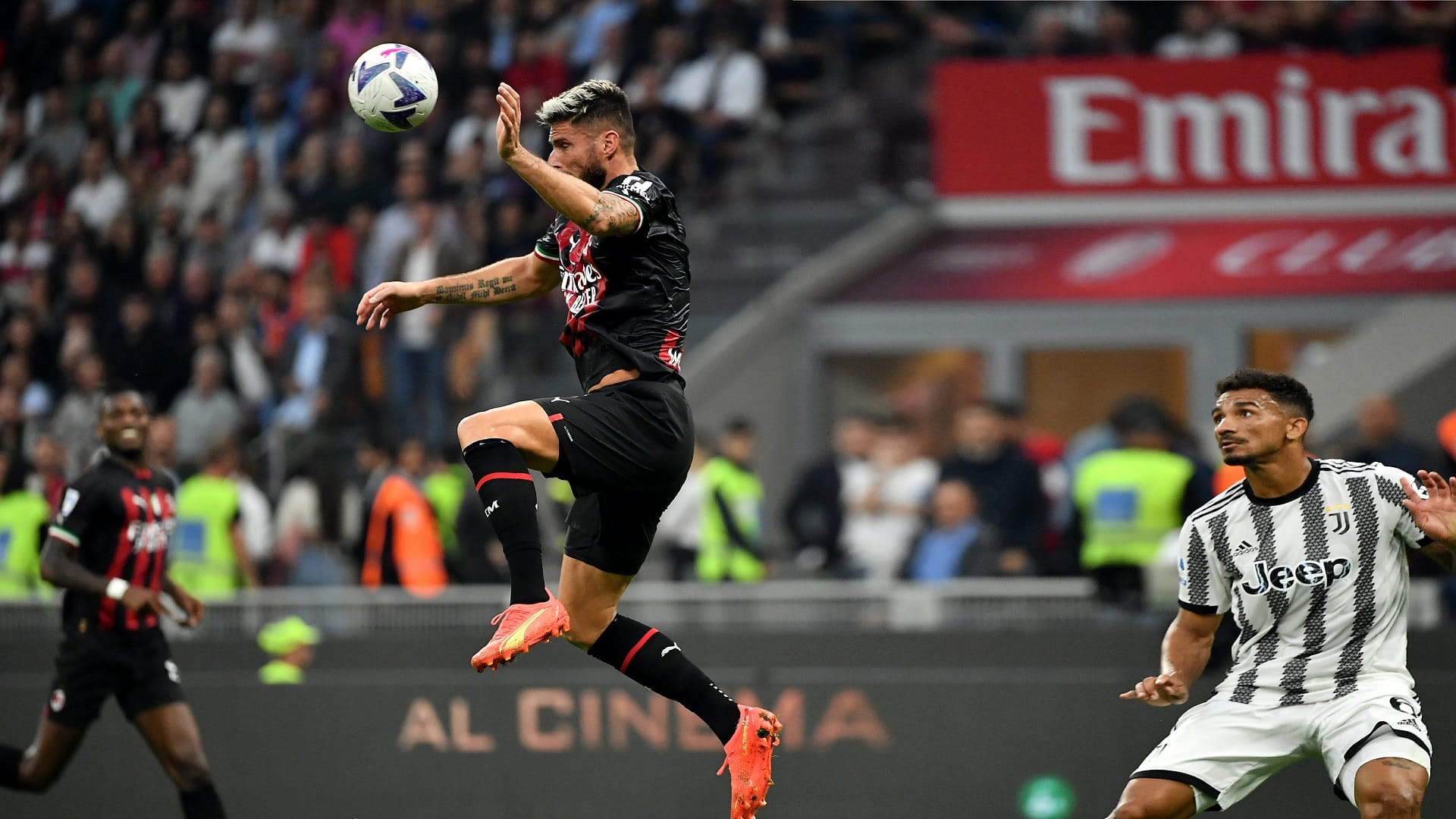 صورة بعنوان: ميلان يتقاسم صدارة الدوري الإيطالي مع نابولي وأتلانتا 