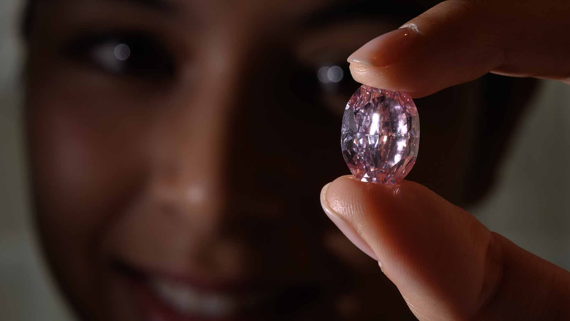 Image for the title: Pink diamond sells for nearly $58 million in Hong Kong 