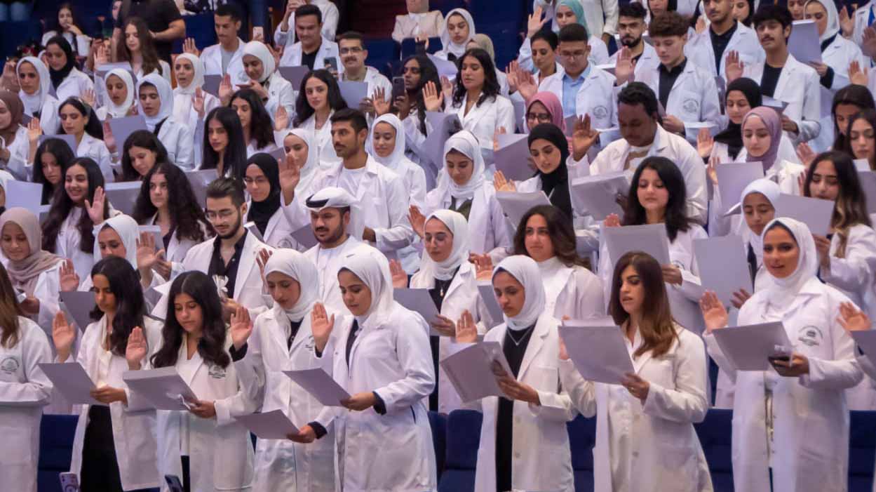 صورة بعنوان: طب الأسنان بجامعة الشارقة تنظم حفل المعطف الأبيض للطلبة المستجدين 