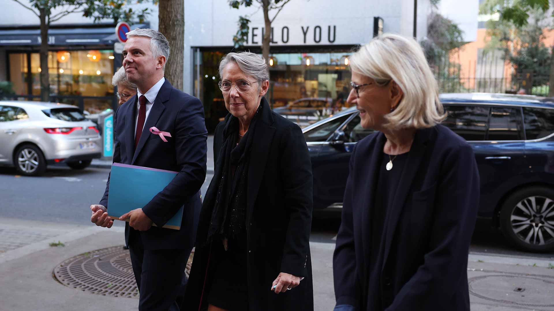 Image for the title: French PM leads delegation to Algeria as ties ease 