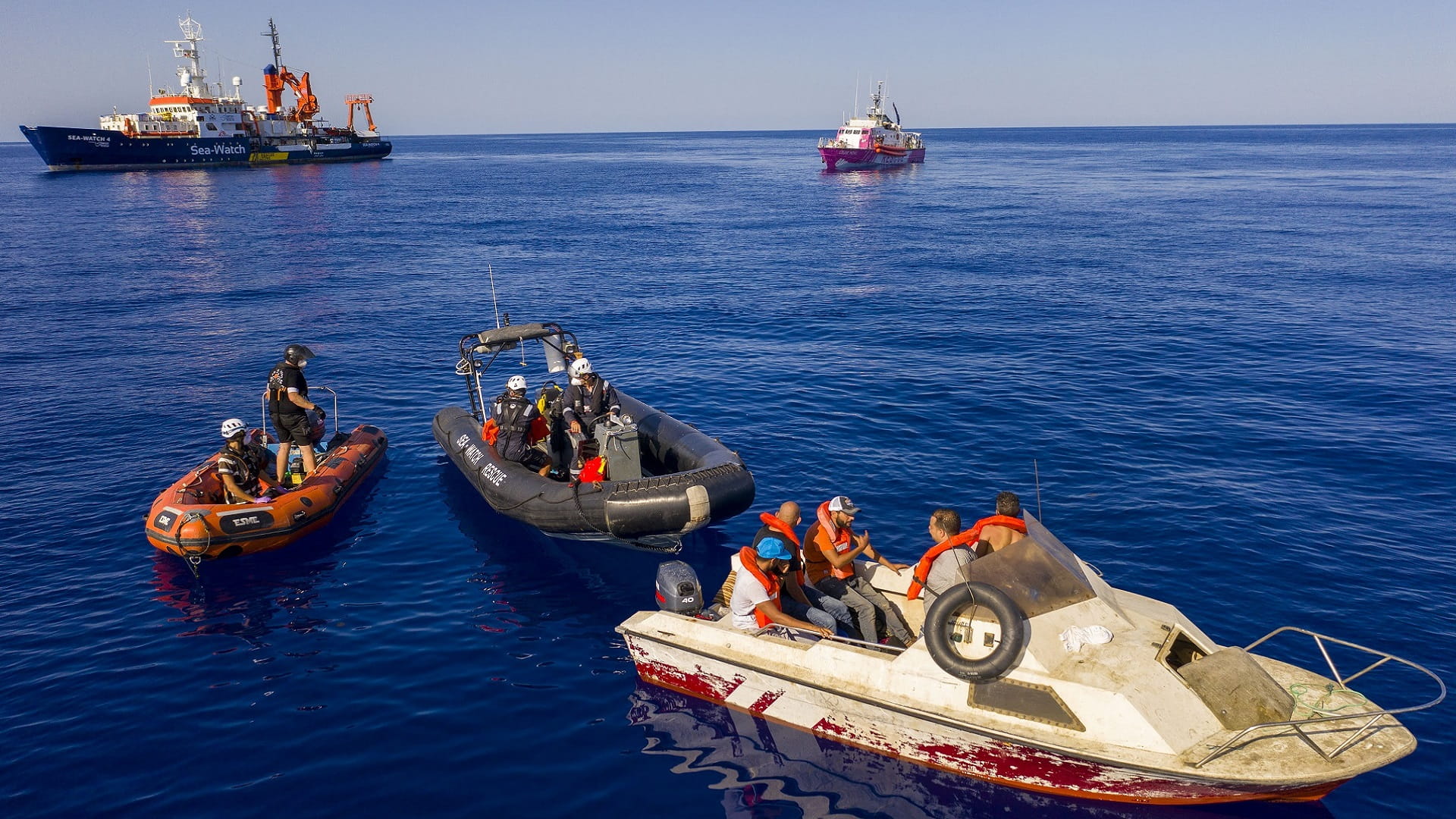 صورة بعنوان: صيادون تونسيون ينتشلون جثث 8 مهاجرين قبالة ساحل جرجيس 