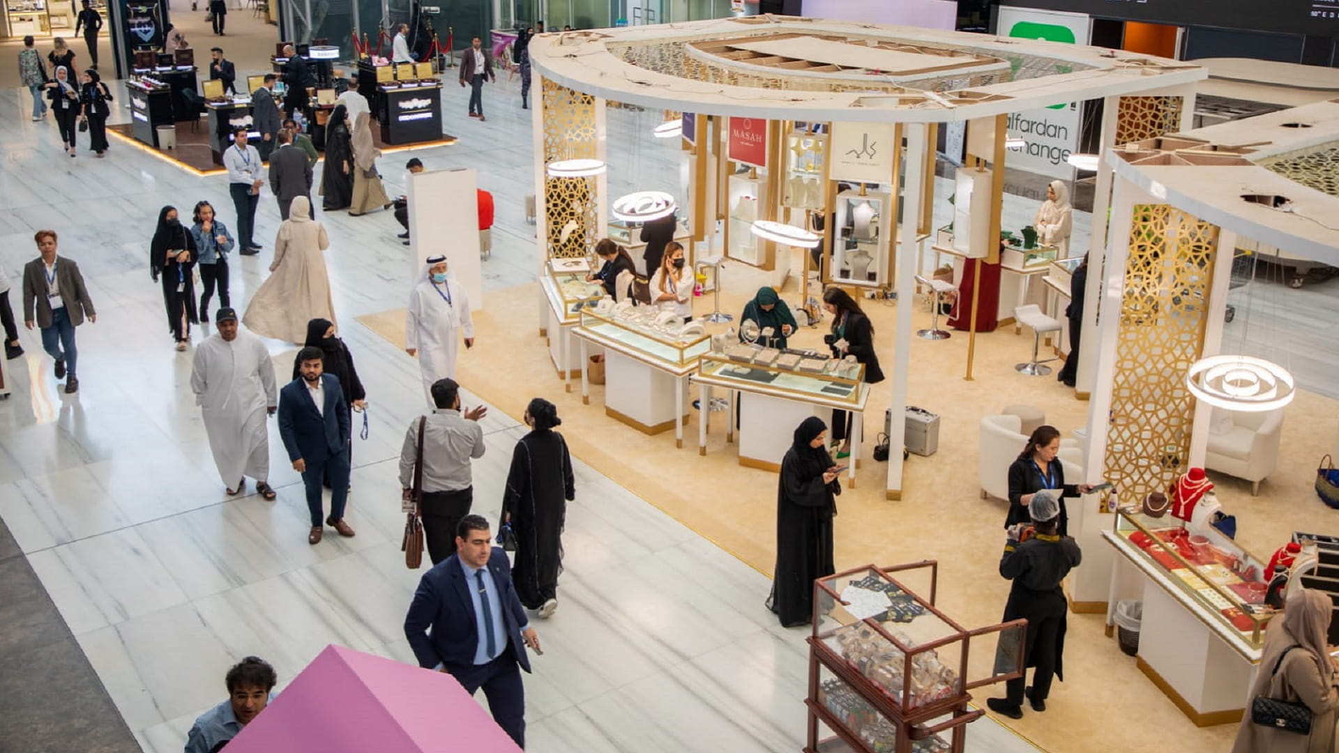 صورة بعنوان: 66 ألف زائر للشرق الأوسط للساعات والمجوهرات في ختام يوبيله الذهبي  