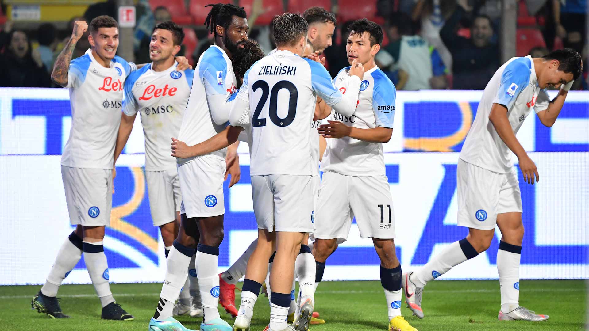 صورة بعنوان: نابولي يتصدر الدوري الإيطالي لكرة القدم  