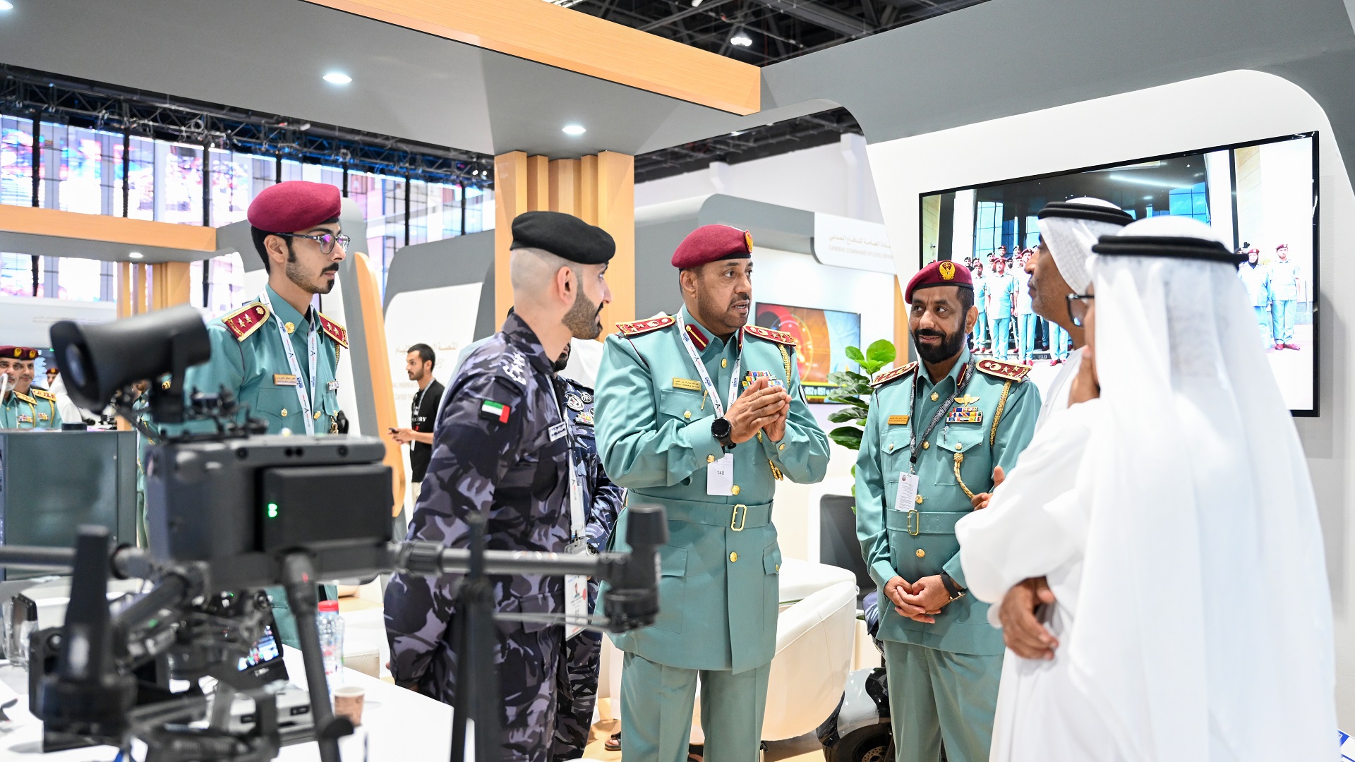 صورة بعنوان: العميد بن عامر يتفقد منصة شرطة الشارقة في معرض "آيسنار أبوظبي" 