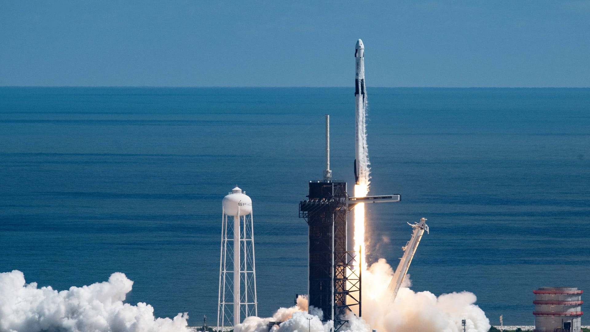 Image for the title: SpaceX Falcon 9 Shoots Past Full Moon in Florida 