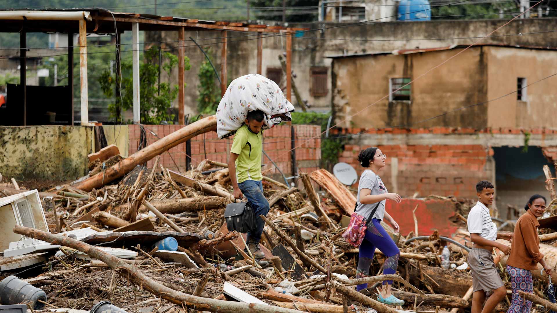 صورة بعنوان: رجال الإنقاذ في فنزويلا يبحثون عن مفقودين وسط ارتفاع قتلى السيول 