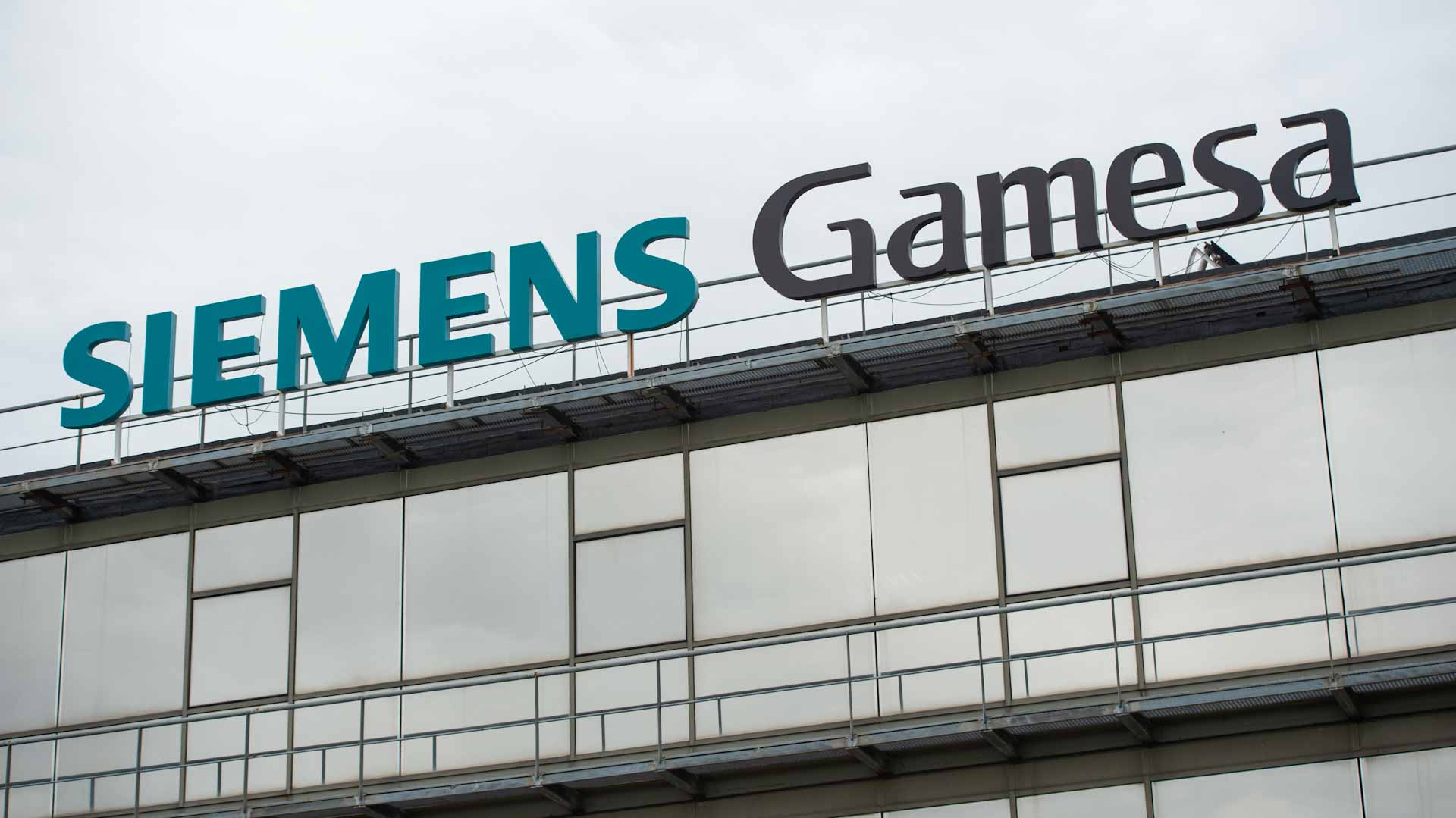 Image for the title: Siemens signs deal with electric battery producer ACC 