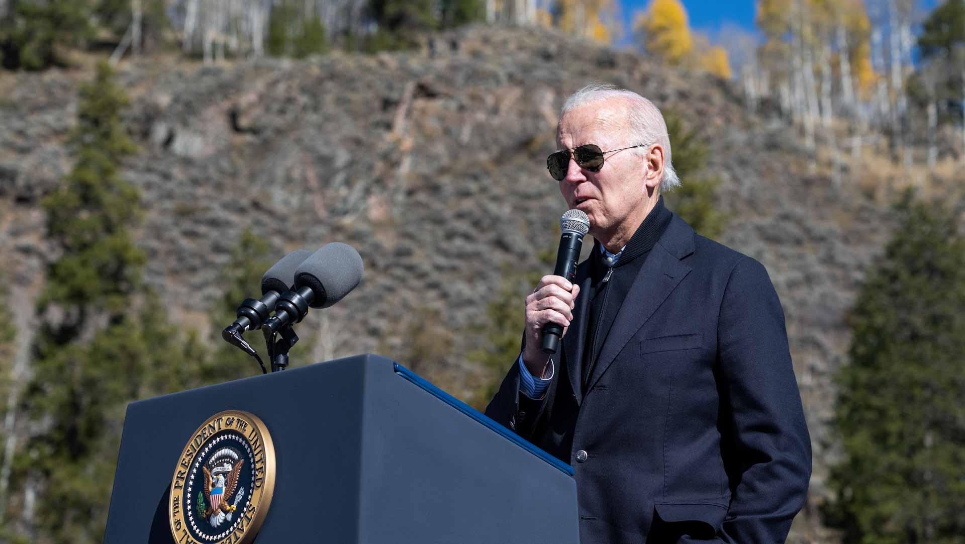 Image for the title: Biden heads west to talk environment, economy ahead of midterms 
