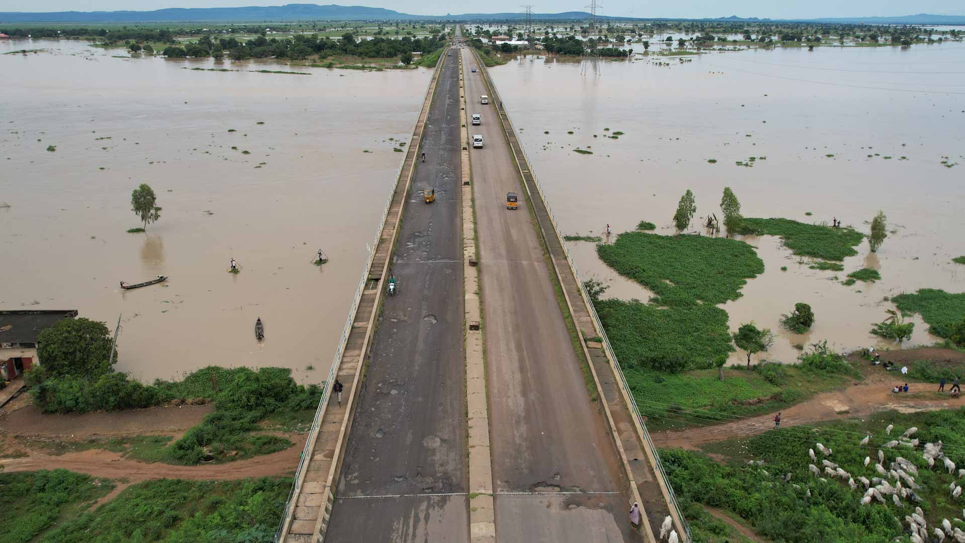 Image for the title: Nigeria floods kill 500, displace 1.4 million people 