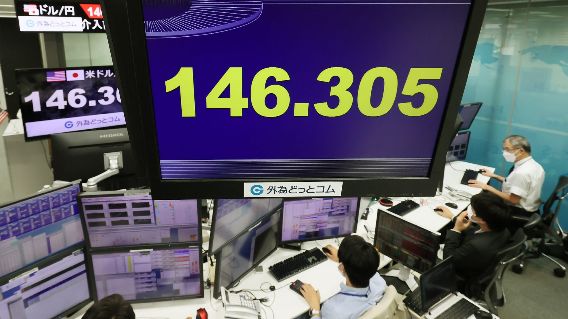 Image for the title: Yen hits lowest level against dollar since 1990 