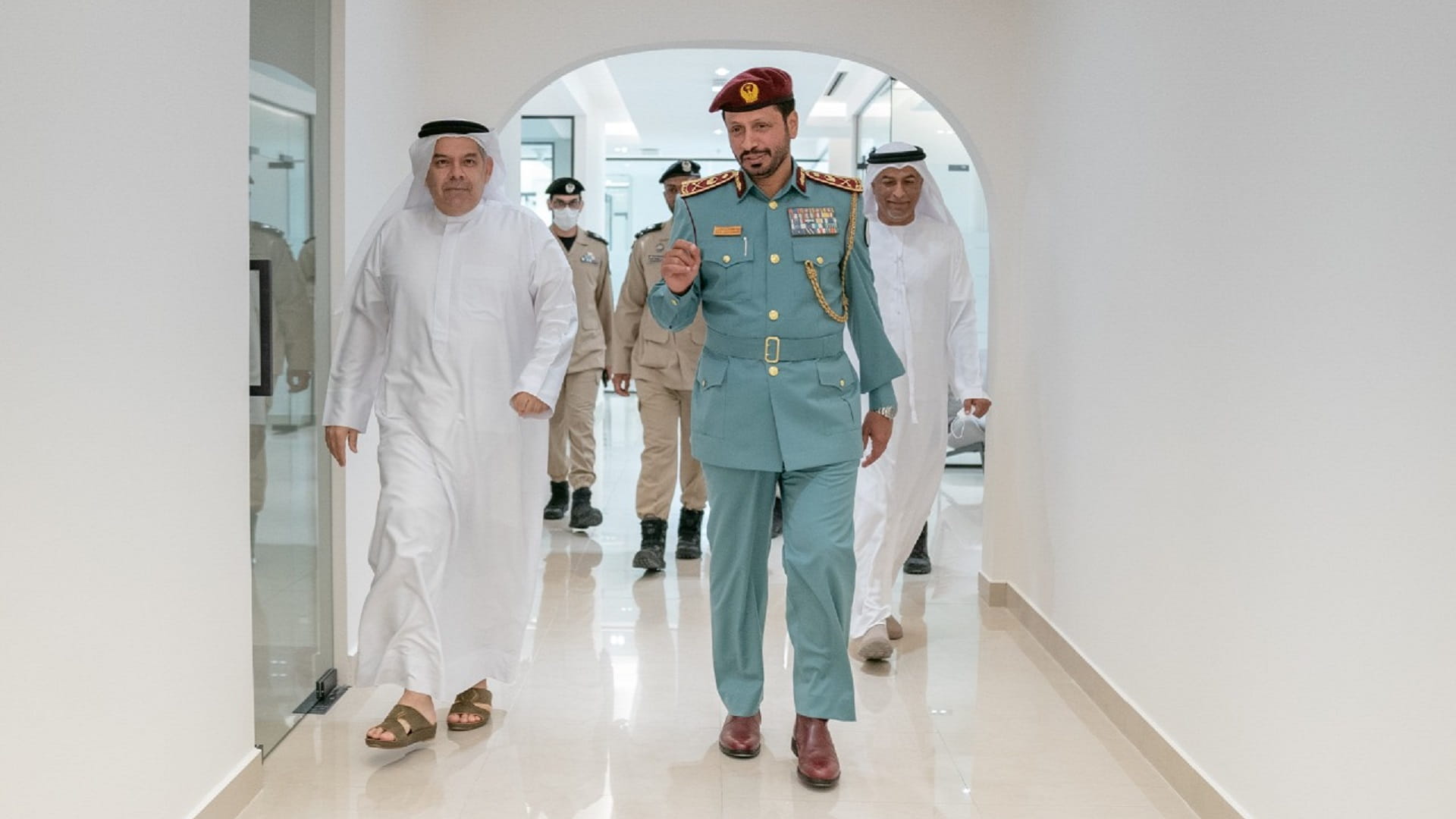 صورة بعنوان: قائد عام شرطة الشارقة يتفقد الإدارة العامة للحرس الأميري 