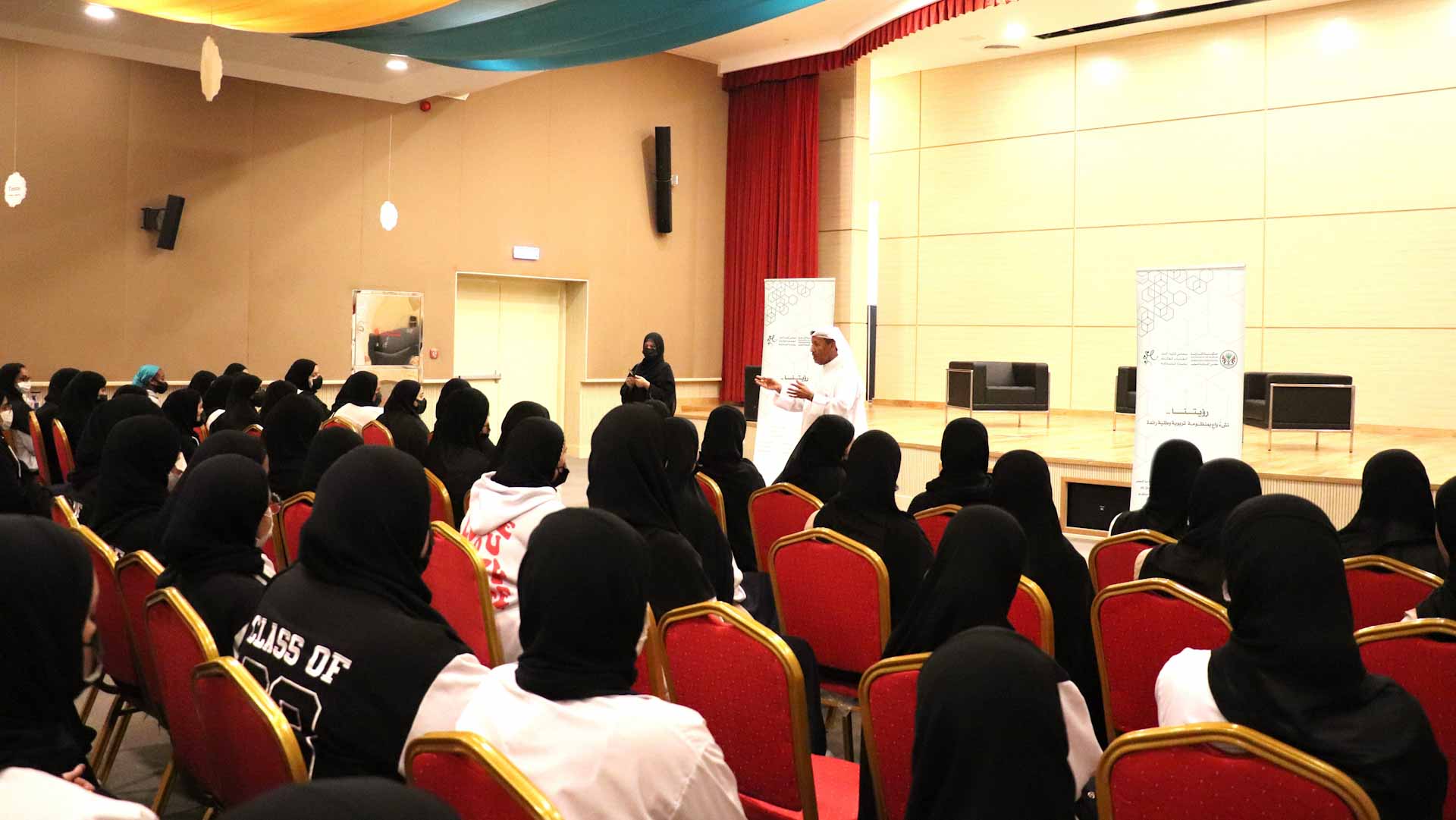 صورة بعنوان: "أولياء أمور دبا الحصن" يحث طالبات الثانوية العامة على الاجتهاد  