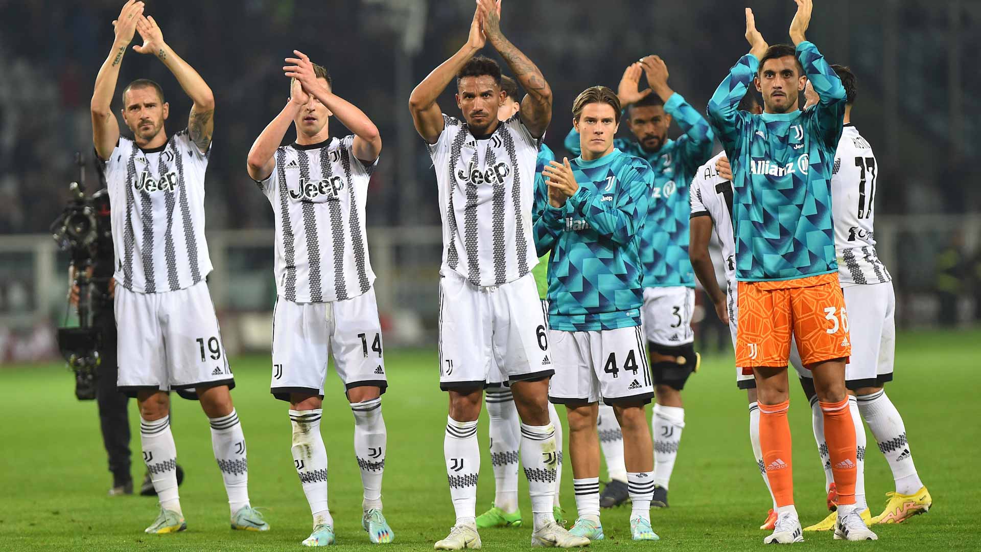 Image for the title: Vlahovic strikes late to give Juve 1-0 win over Torino in derby 