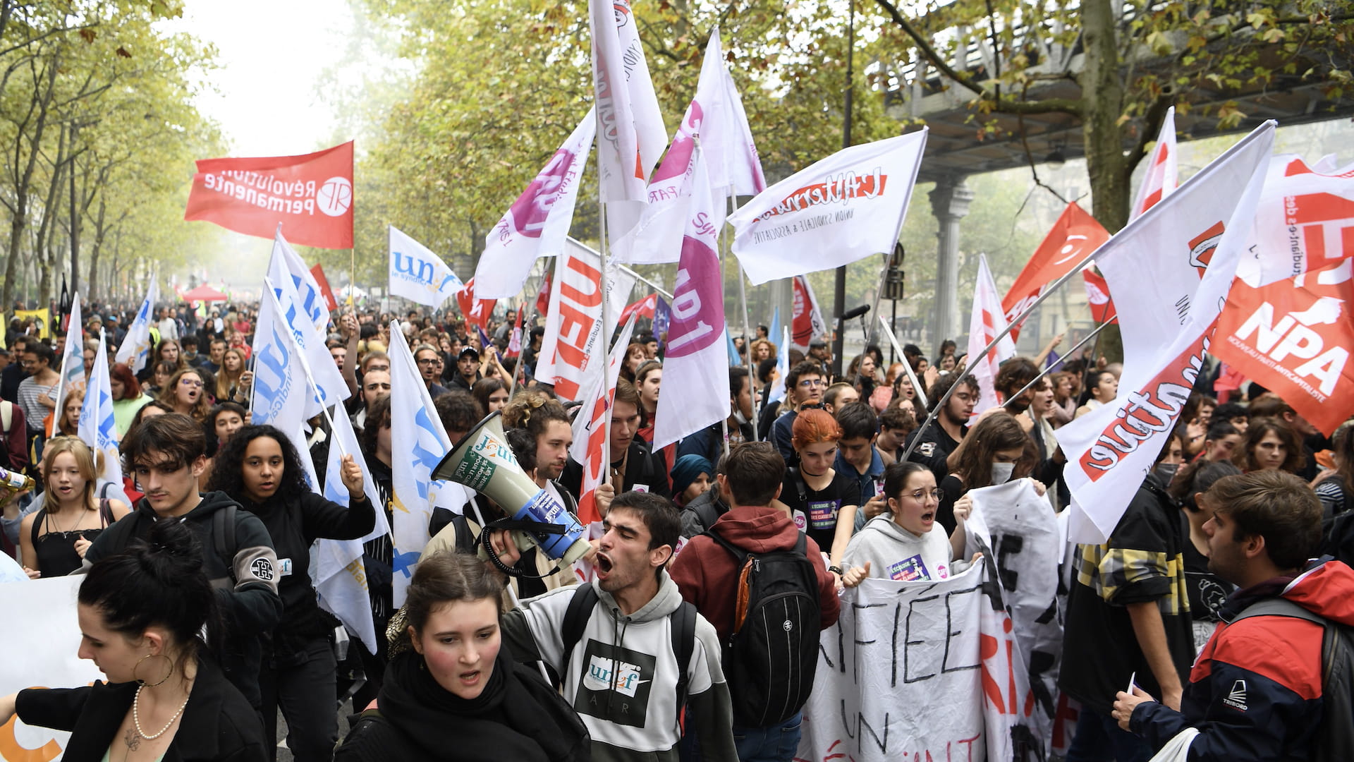 صورة بعنوان: الآلاف يشاركون بتظاهرة ضد غلاء المعيشة ونقص المحروقات في باريس  