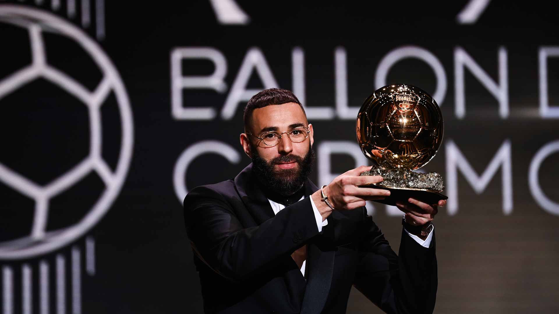 صورة بعنوان: الفرنسي بنزيمة يتوج بجائزة "فرانس فوتبول" لأفضل لاعب في العالم 