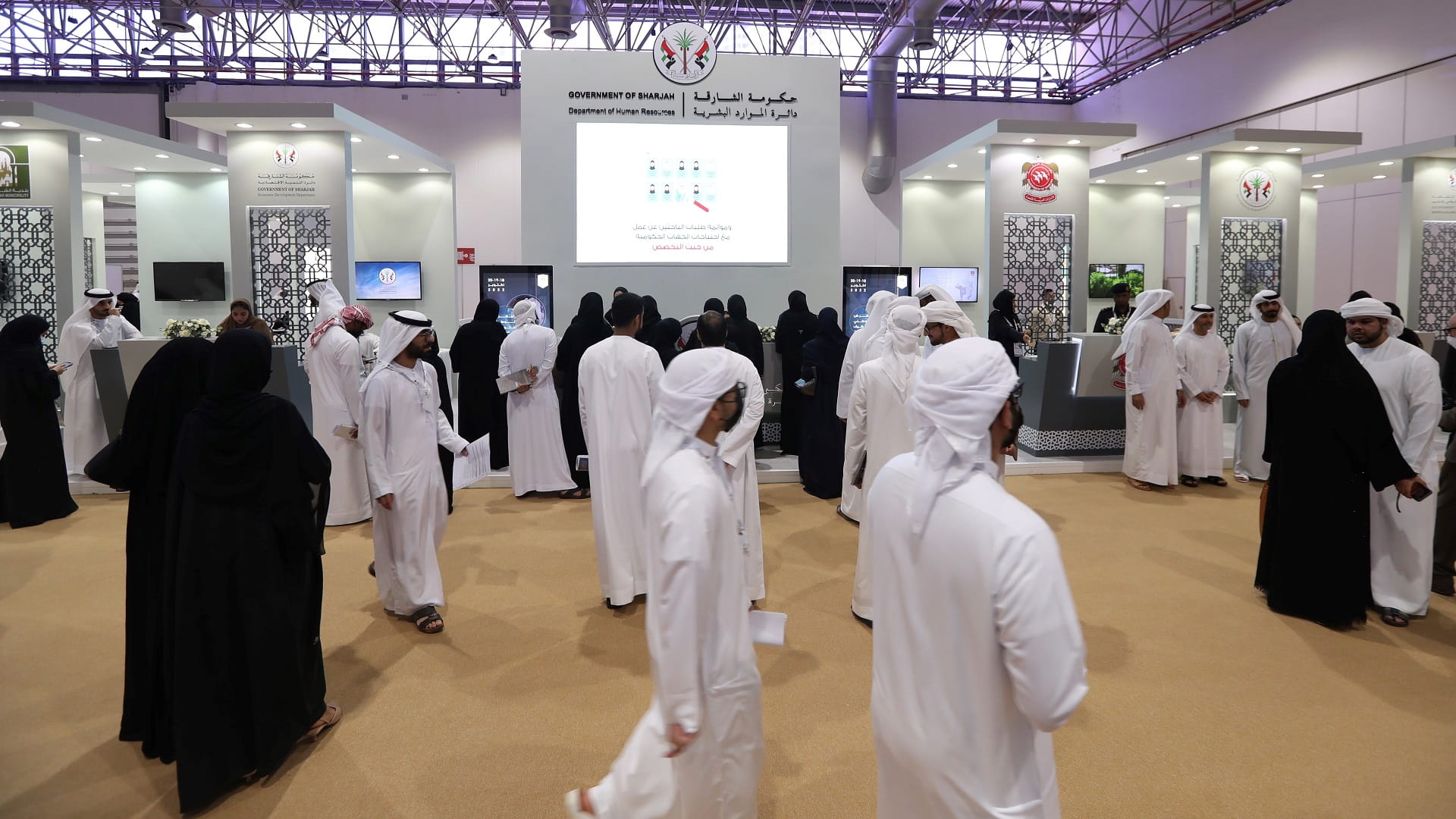 صورة بعنوان: "موارد الشارقة" تضم 10 جهات حكومية بمنصتها في معرض التوظيف 2022 