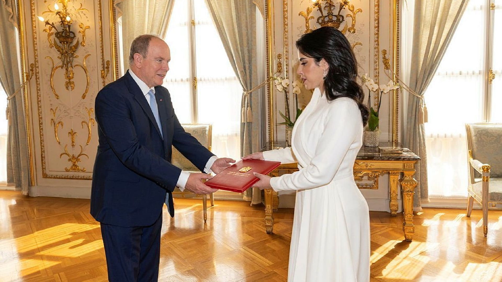 Image for the title: UAE Ambassador presents credentials to Prince of Monaco 