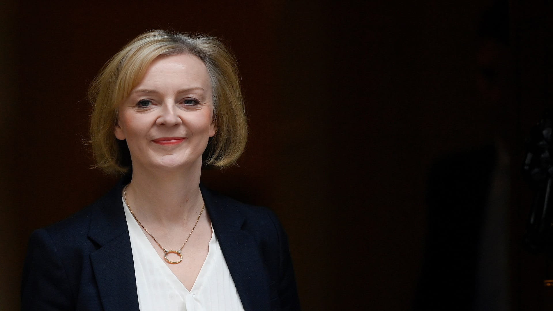 صورة بعنوان: بعد 6 أسابيع من تعيينها.. رئيسة وزراء بريطانيا تعلن استقالتها 