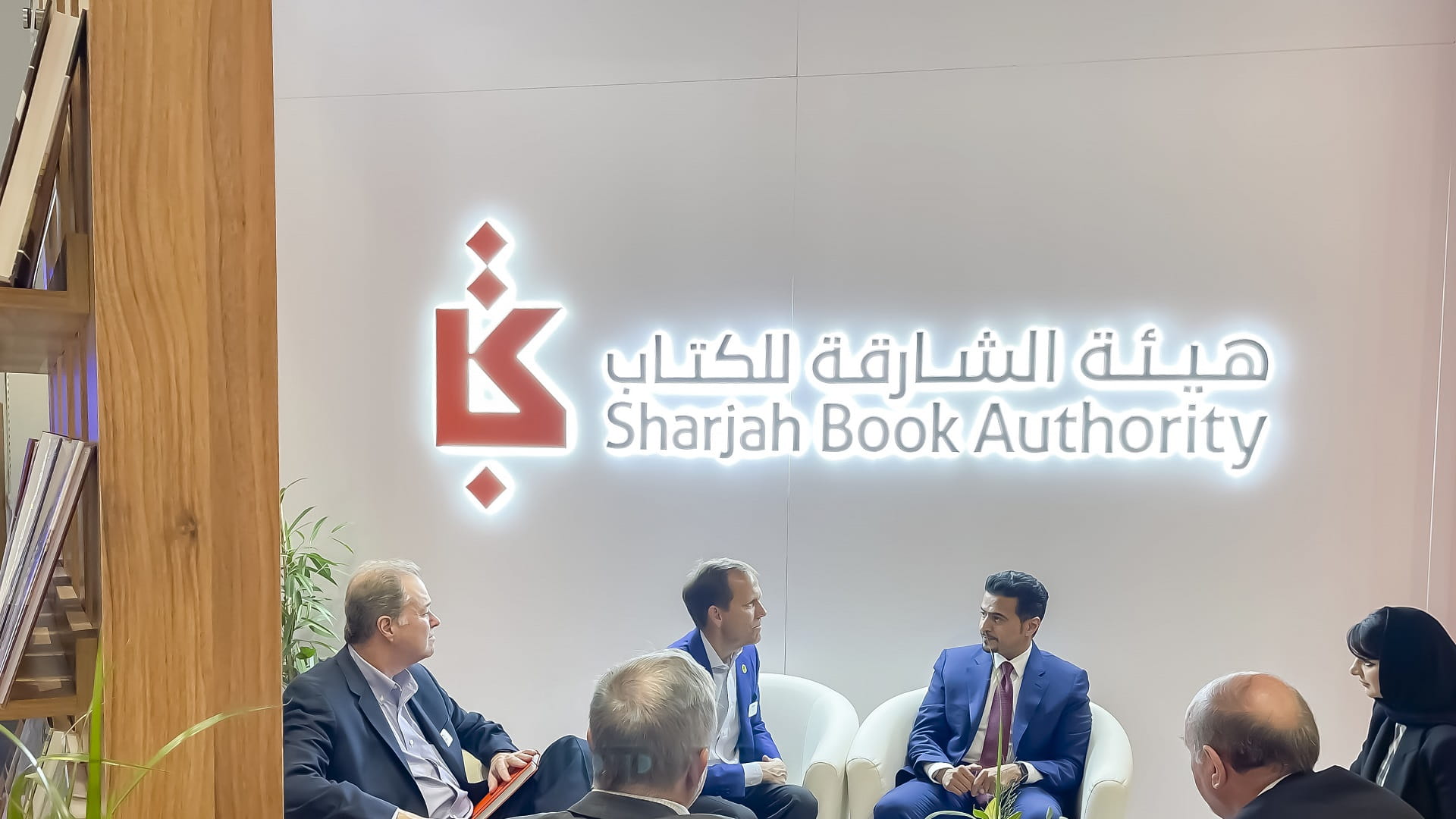 صورة بعنوان: هيئة الشارقة للكتاب تعزز تعاونها مع صناع النشر بمعرض فرانكفورت 