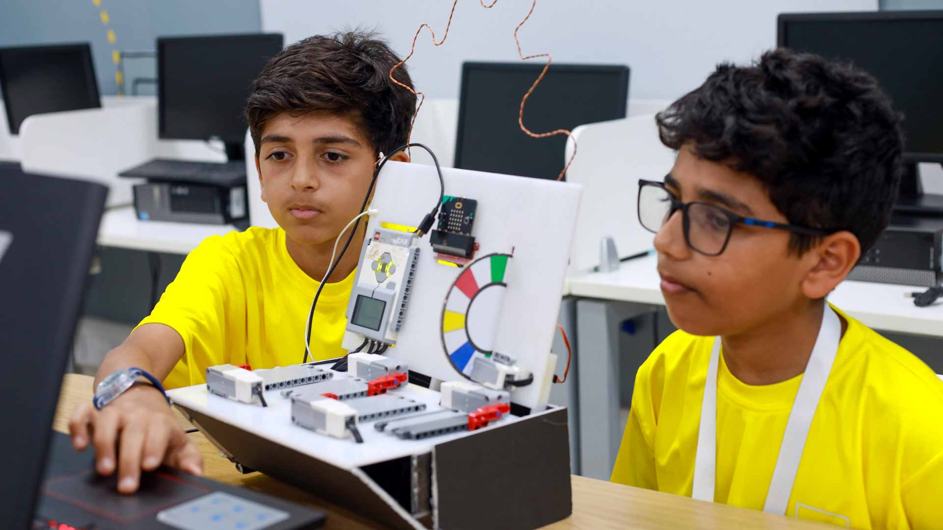 صورة بعنوان: الروبوتات فيكس والأردوينو تبوح بأسرارها لمنتسبي "مؤسسة ربع قرن" 