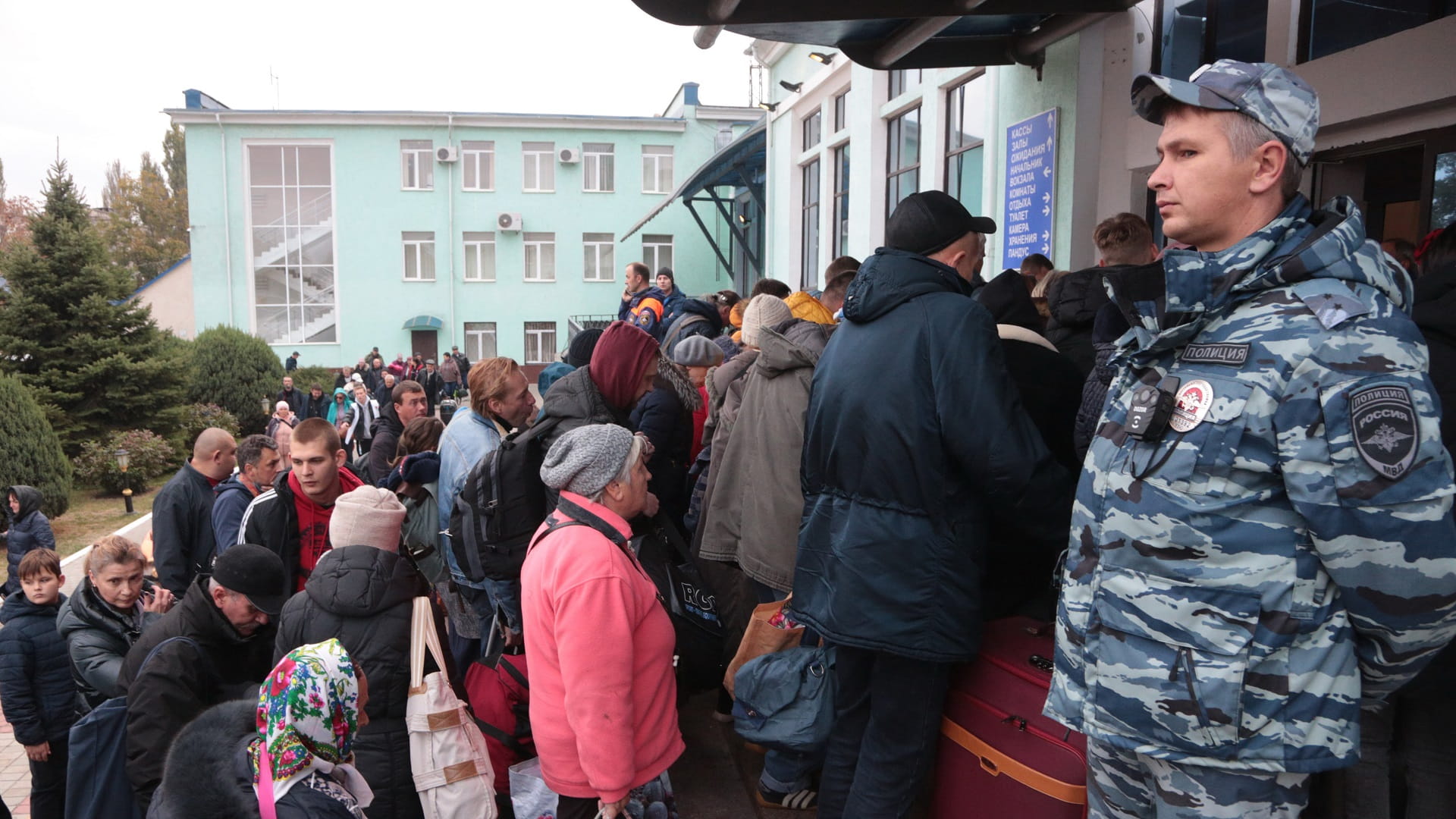 Image for the title: Pro-Russian authorities urge Kherson residents to leave city 