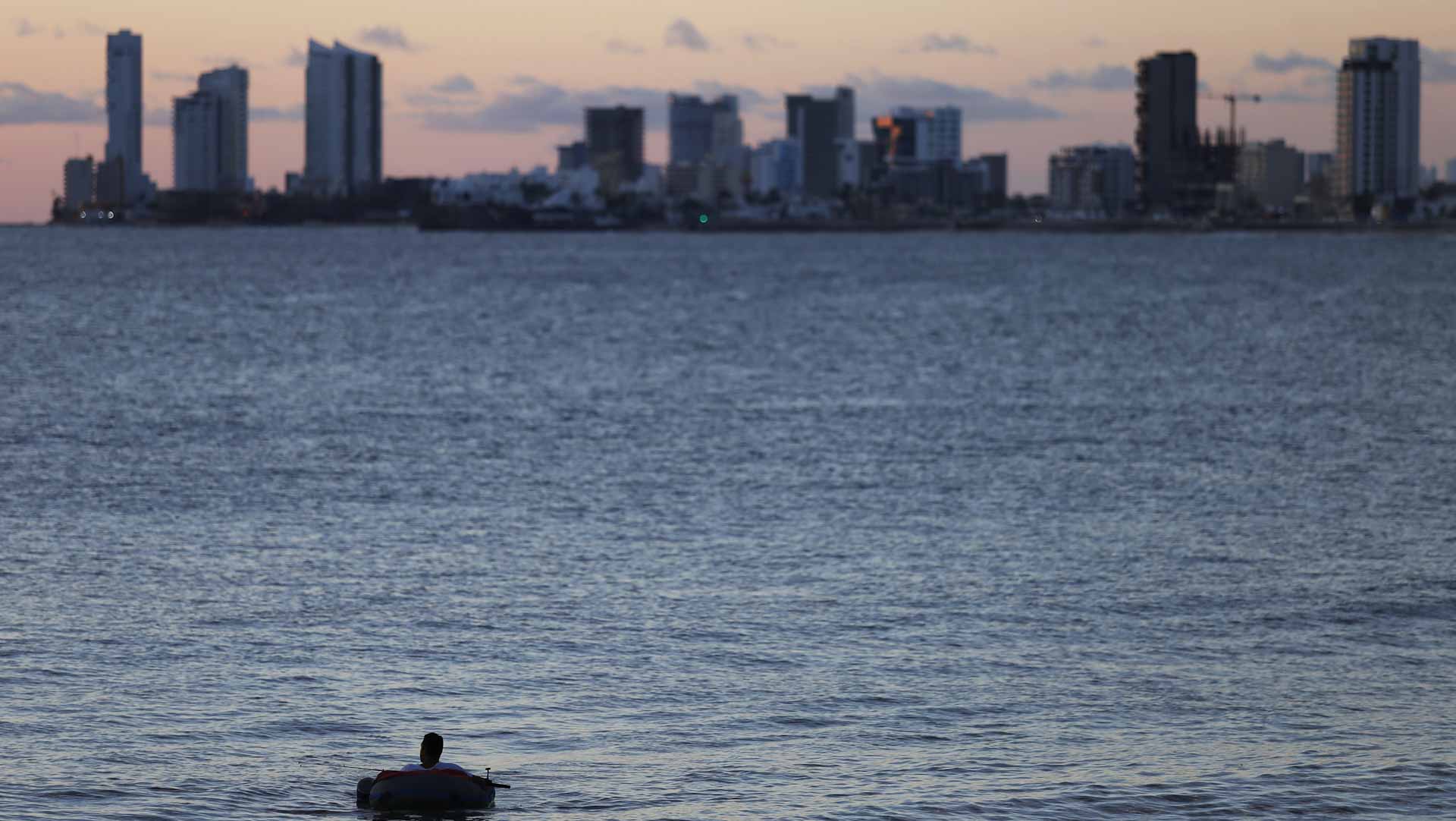 Image for the title: Hurricane Roslyn forecast to near major strength hits Mexico 