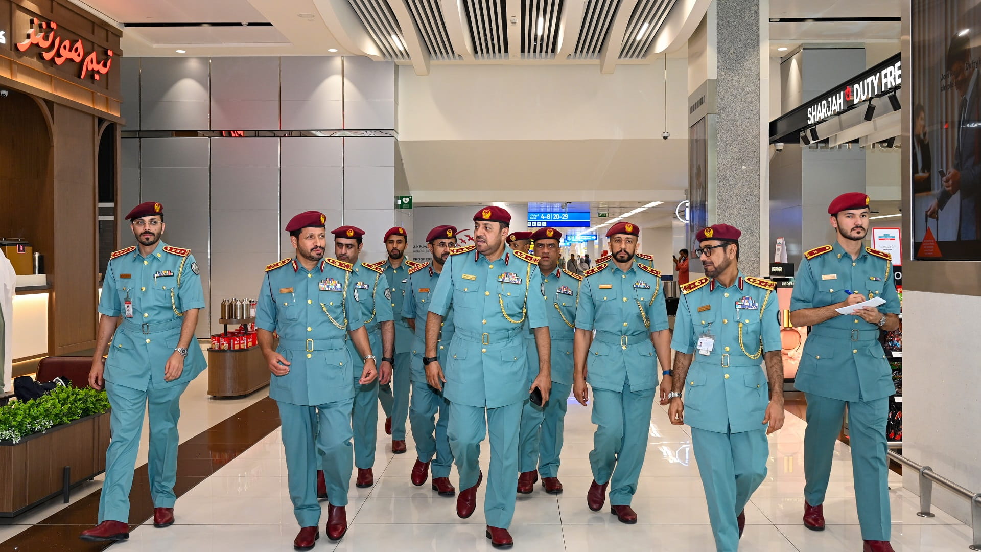 صورة بعنوان: سيف الشامسي يتفقد خطط سير العمل بشرطة مطار الشارقة الدولي 