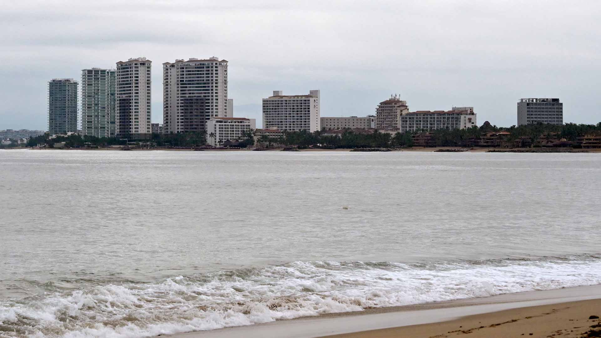 Image for the title: Major Hurricane Roslyn approaches Mexico's Pacific coast 