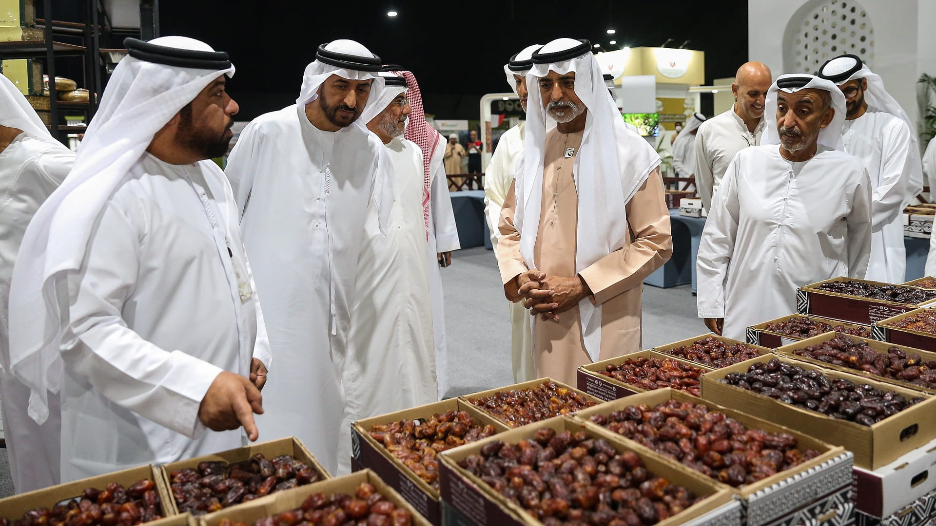صورة بعنوان: نهيان بن مبارك: مهرجان ومزاد ليوا للتمور يدعم المنتجات الإماراتية 