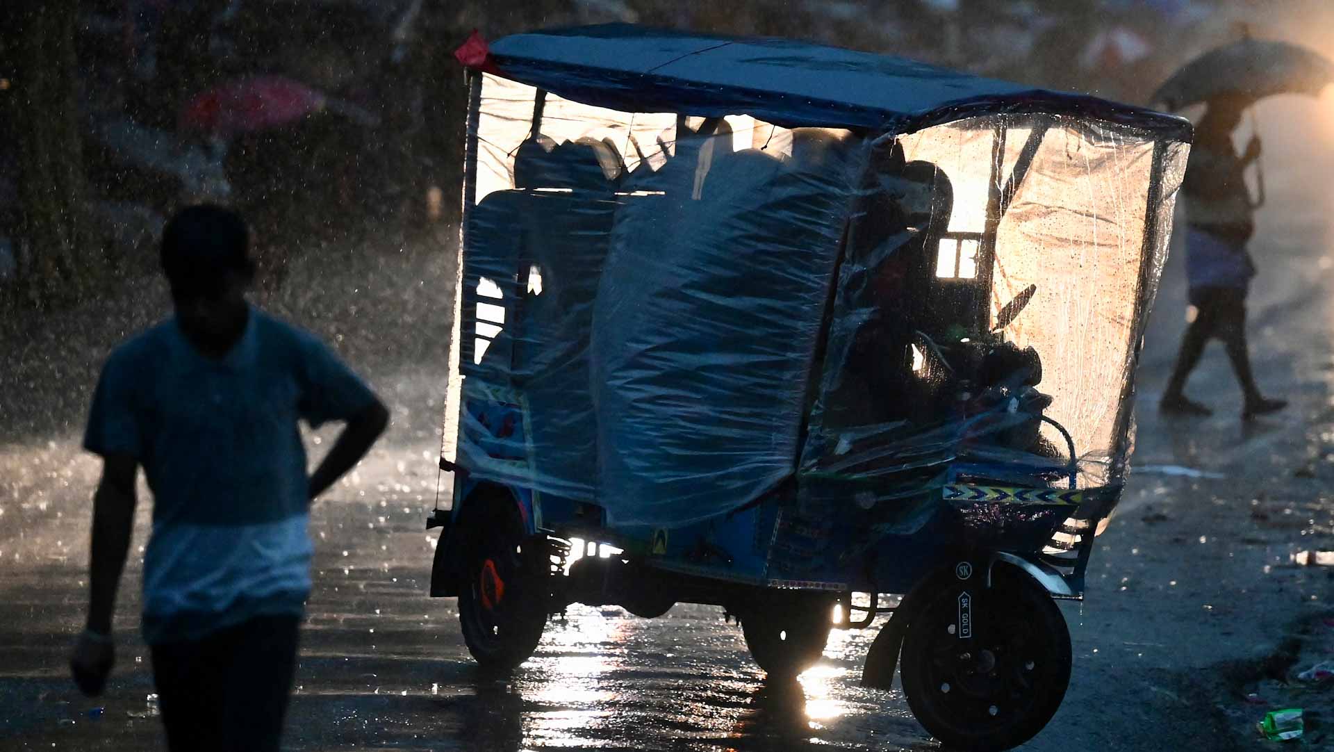 Image for the title: Hundreds of thousands evacuated as Bangladesh braces for cyclone 