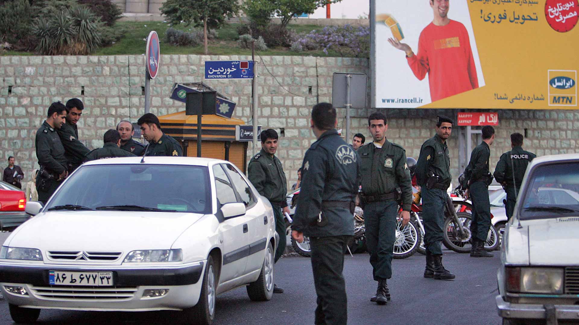 صورة بعنوان: مقتل 13 وإصابة 40 في إطلاق نار بمزار ديني في شيراز الإيرانية 