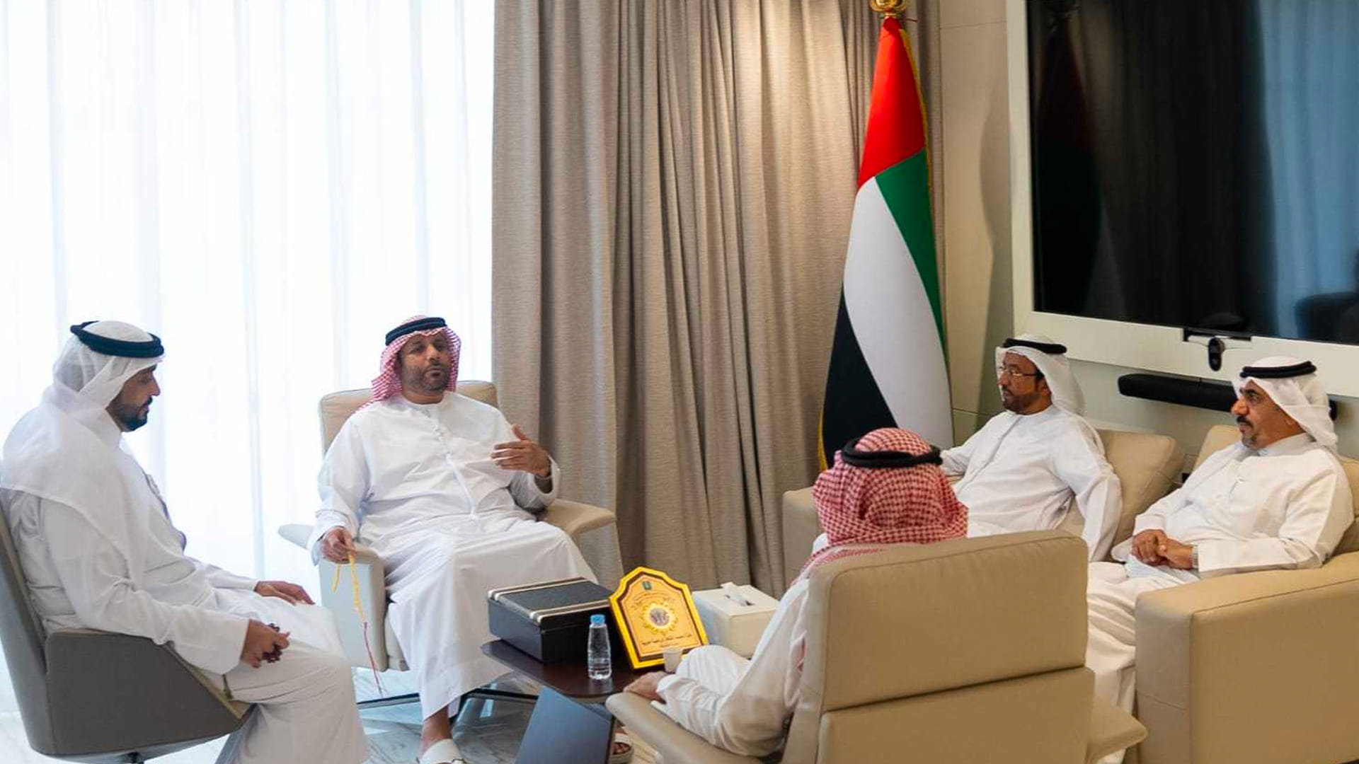 صورة بعنوان: الشارقة الرياضي يستقبل وفداً من الاتحادين العربي والإماراتي للقوس  