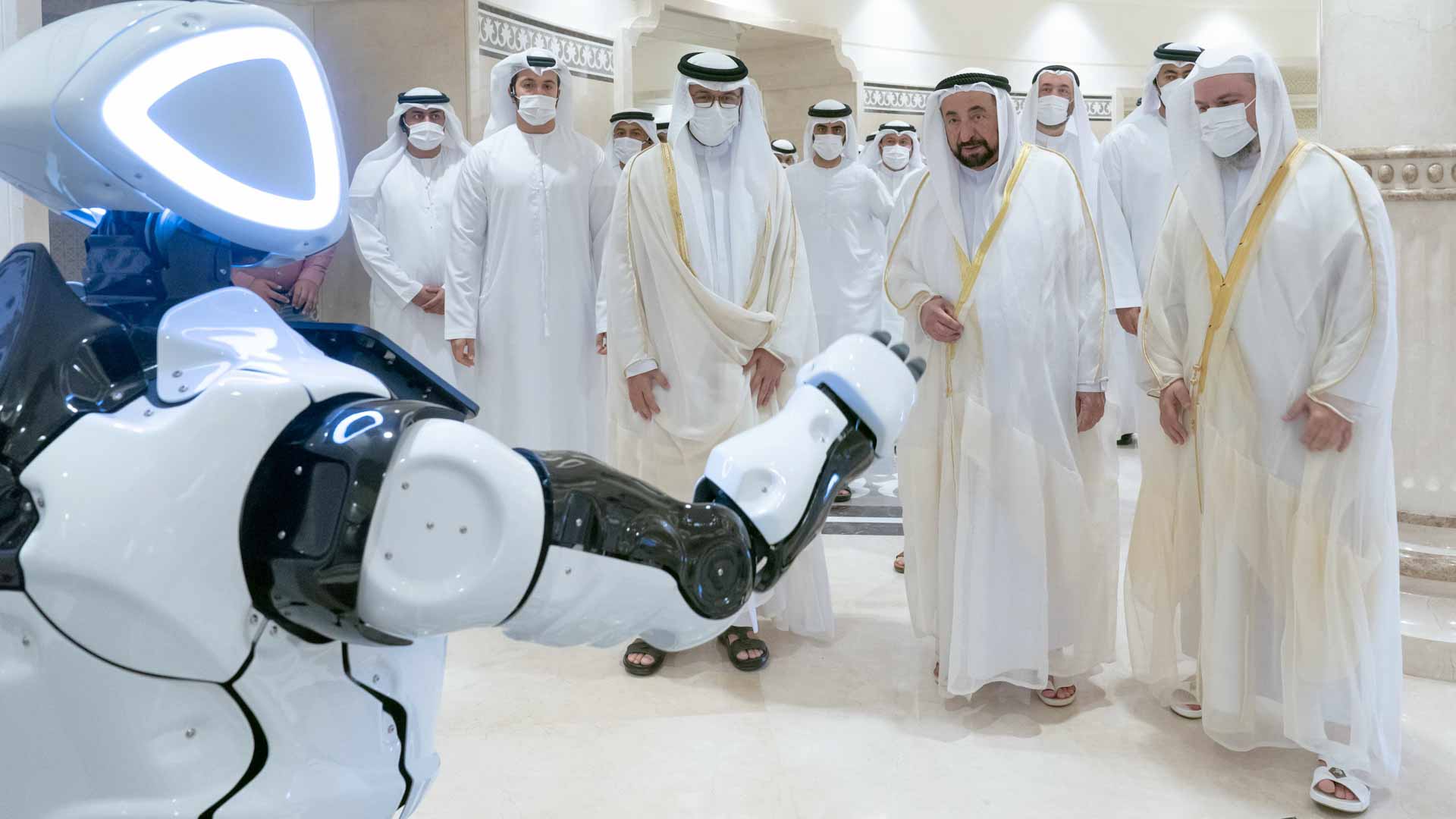 صورة بعنوان: حاكم الشارقة يدشّن الهويّة المؤسسية ومنصة الإقراء لمجمع القرآن  