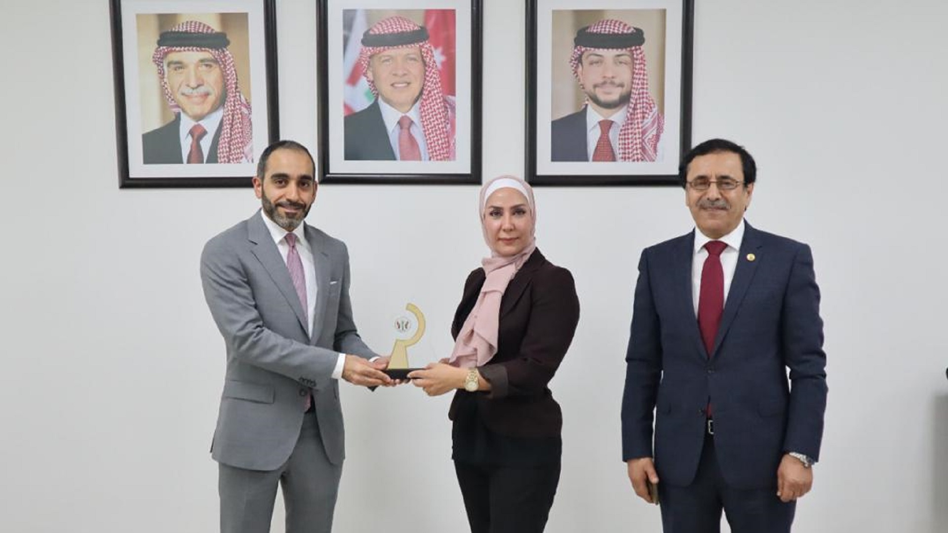 صورة بعنوان: جائزة الشارقة في المالية العامة تدشن سلسلة ورشها التعريفية بعمان 