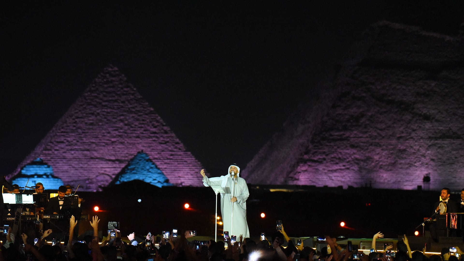 صورة بعنوان: حسين الجسمي يحتفي بالعلاقات الإماراتية المصرية تحت سفح الأهرامات 