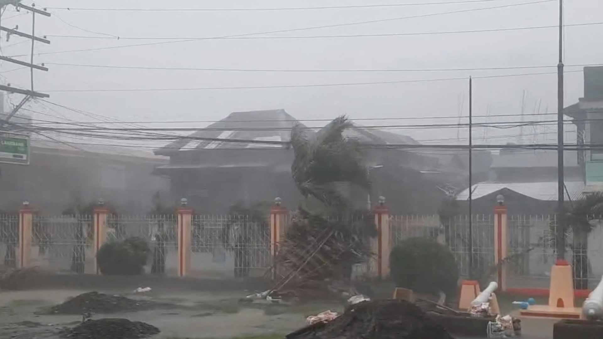 صورة بعنوان: مع رياح عاتية...العاصفة نالجي تقتل 45 شخصاً في جنوب الفلبين  