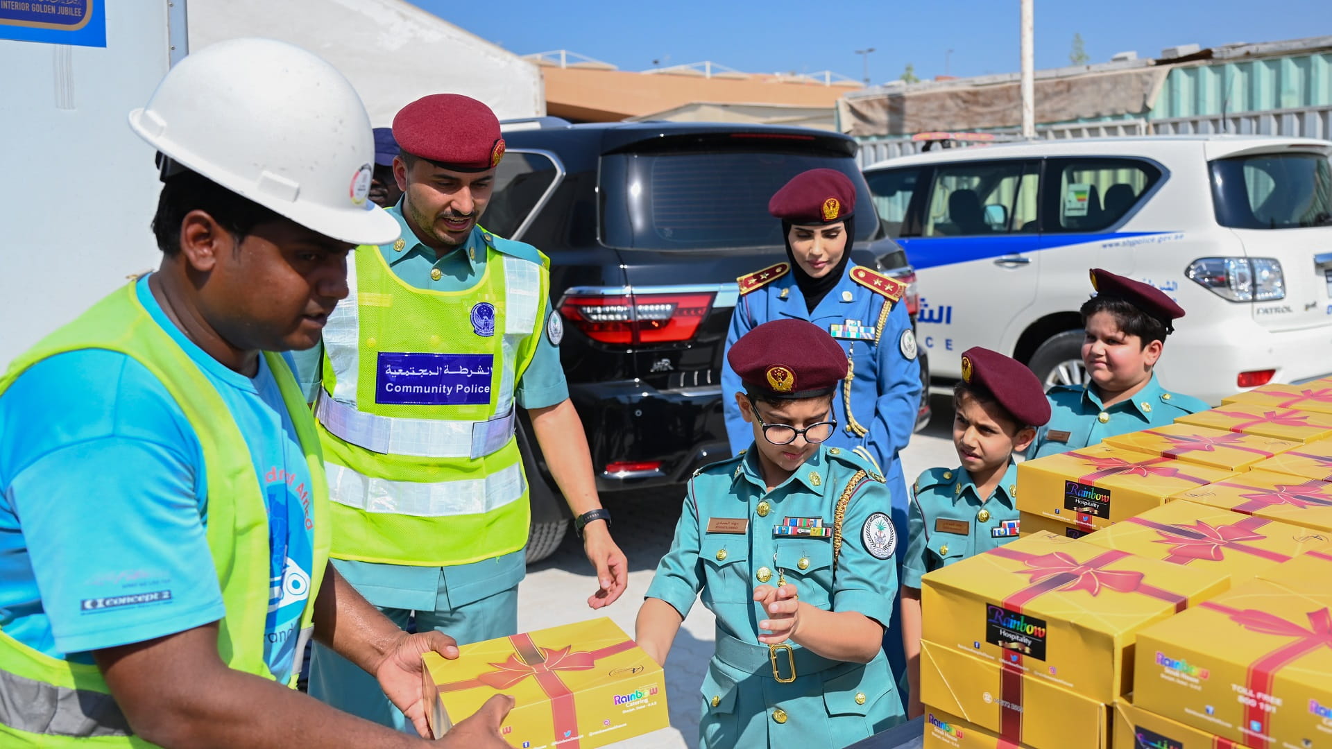 صورة بعنوان: شرطة الشارقة تحقق أمنية ثلاثة طلاب بمرافقة أفرادها ميدانياً 