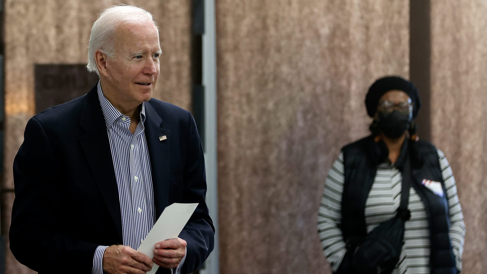 Image for the title: Biden votes in US midterm elections 
