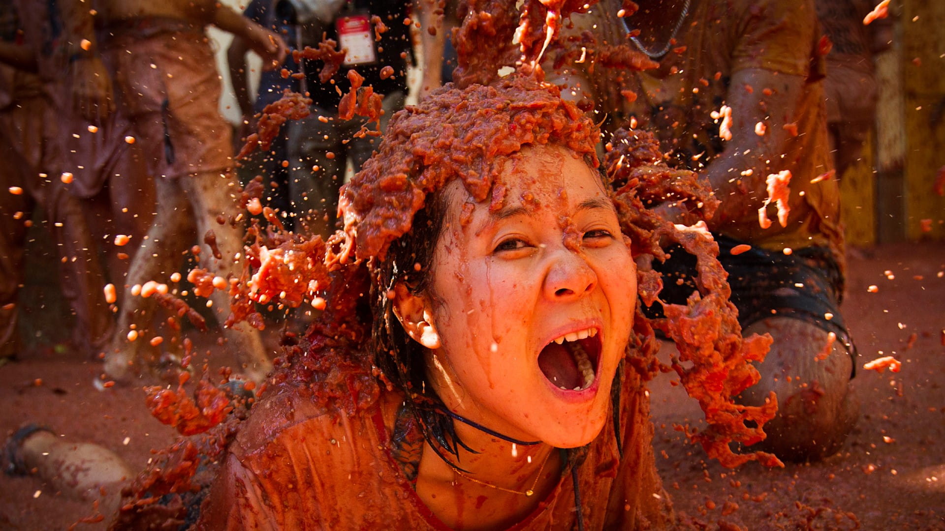 صورة بعنوان: في تقليد قديم...الآلاف يشاركون في معارك التراشق بالطماطم بإسبانيا 